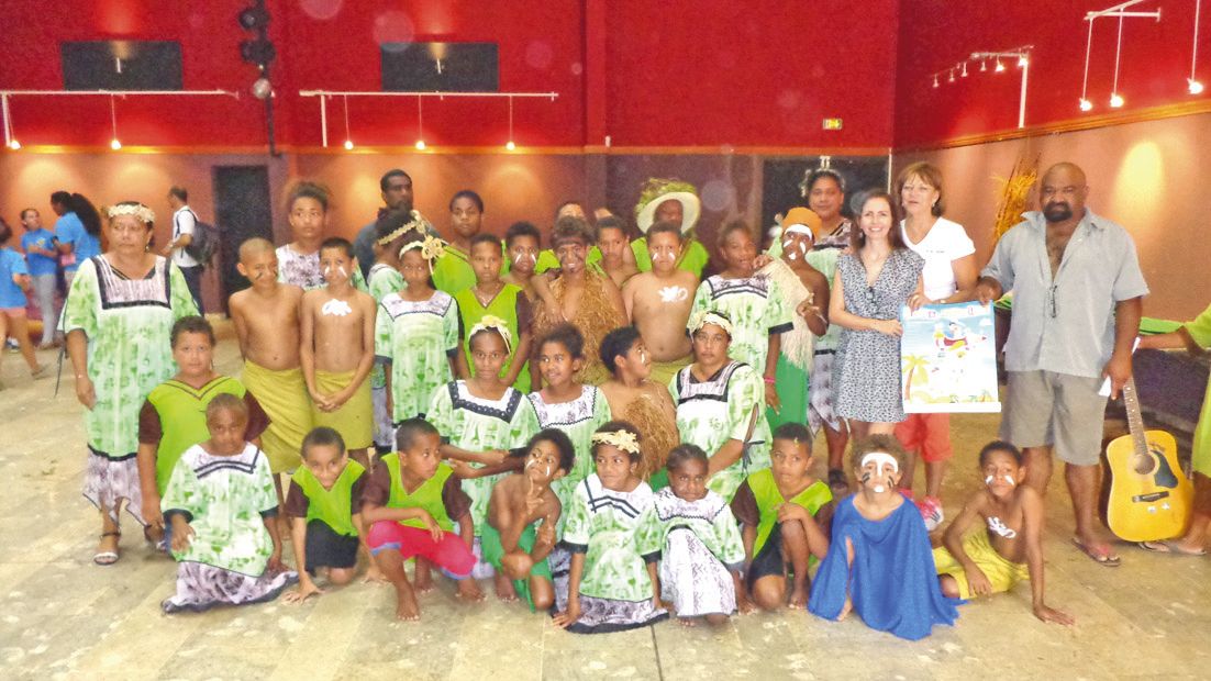 Pour accueillir l’auteure, les élèves de la résidence scolaire de l’école Notre-Dame ont interprété une danse et un chant de leur spectacle BXN-Foha.