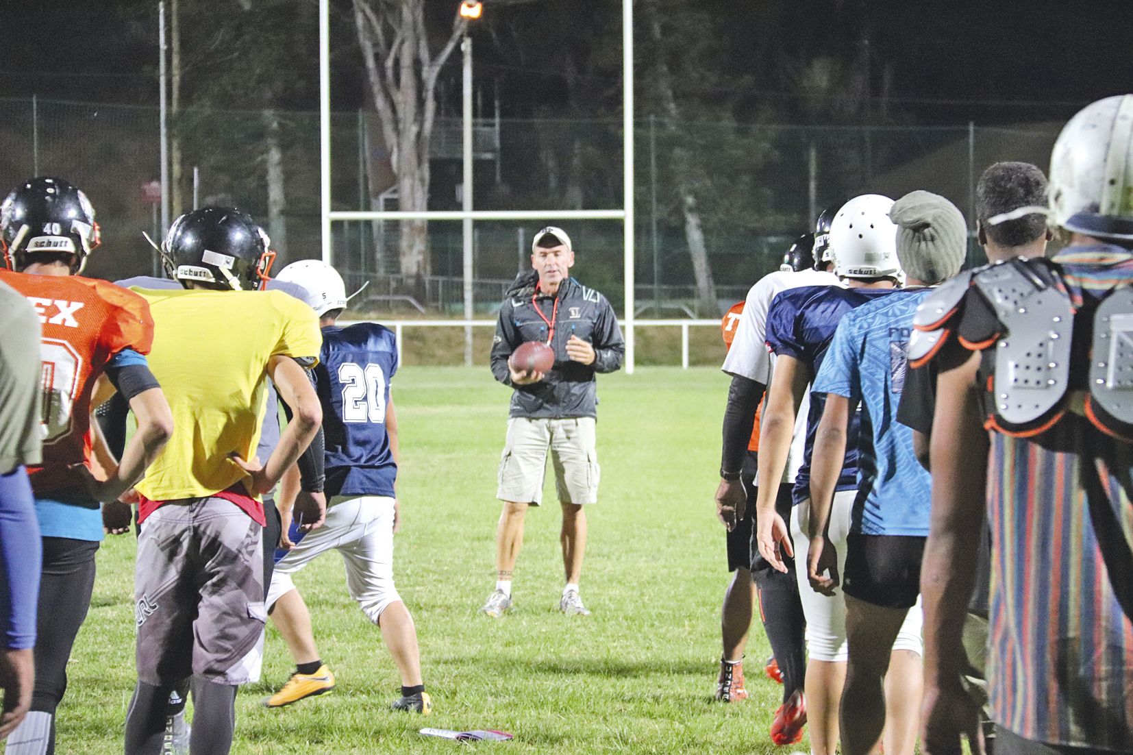 Wilfrid Yobé, représentant de la Fédération française  de football américain au centre de la photo.