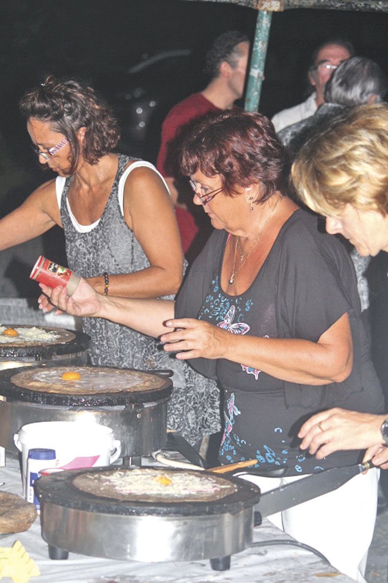 Pour la Chandeleur, le premier rendez-vous de l’année,  les membres de l’amicale s’activent à la confection des  galettes : environ 400 crêpes salées et sucrées sont servies.