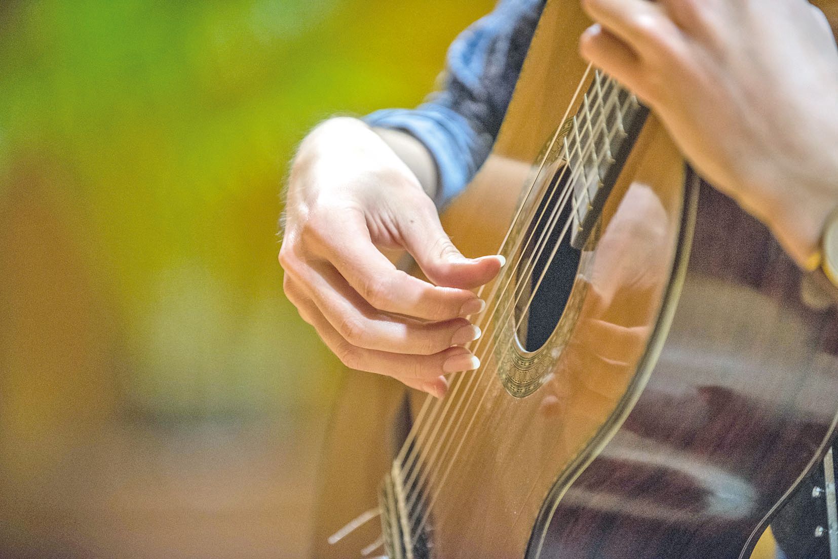 Les doigts du guitariste sont d’une souplesse et d’une rapidité étonnantes. Le fruit  d’innombrables heures de travail, difficiles, mais « alimentées par beaucoup de plaisir ».