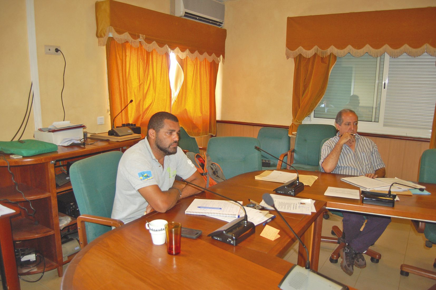 Plusieurs élus ont salué le travail accompli par le maire (à gauche) et le secrétaire général pour arriver à ces bons résultats.