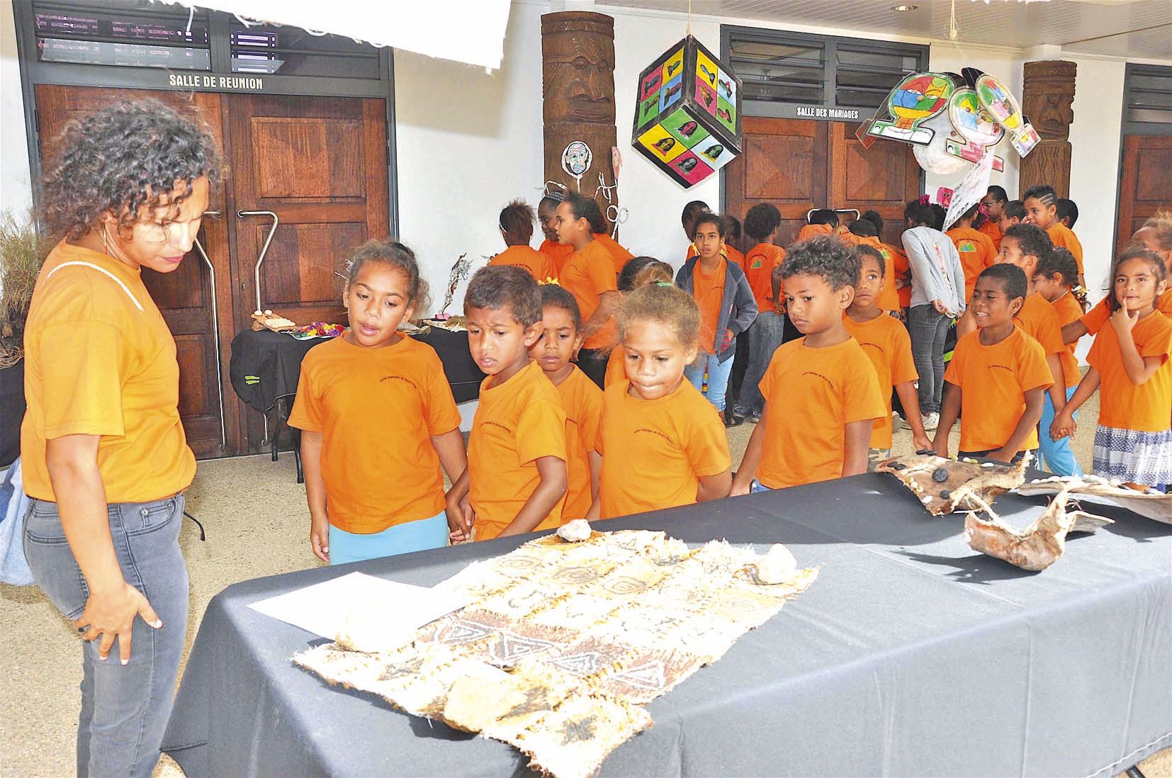 Une exposition s’est tenue dans le hall de la mairie durant la semaine. Elle tournait autour de trois thèmes : Arts et Mots, Drôles de têtes, et Mosaïque océanienne.