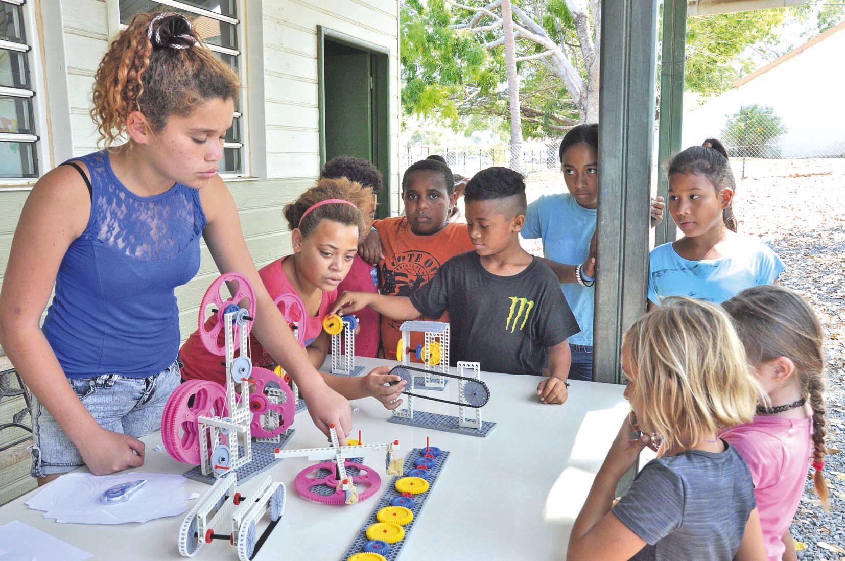Chaque classe a réalisé ses travaux scientifiques durant un cycle de six semaines. Ici, les élèves de CM2 A ont présenté le mécanisme des engrenages.