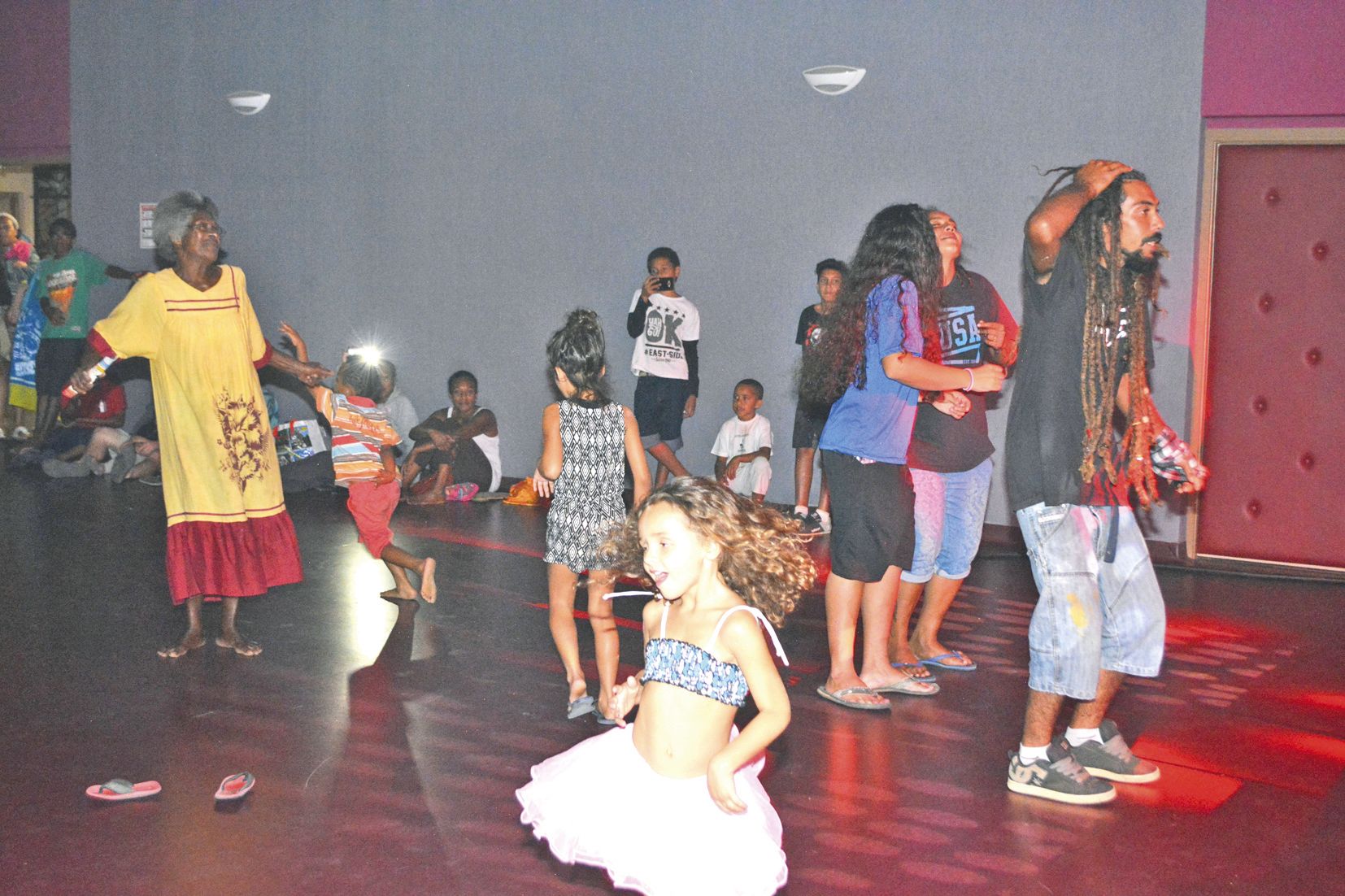 Un peu clairsemé lors du lancement, le public s’est étoffé au fil de la soirée et notamment à l’approche de la prestation musicale d’Edou. Certains spectateurs, jeunes et moins jeunes, n’ont pas hésité à se déhancher devant le podium.