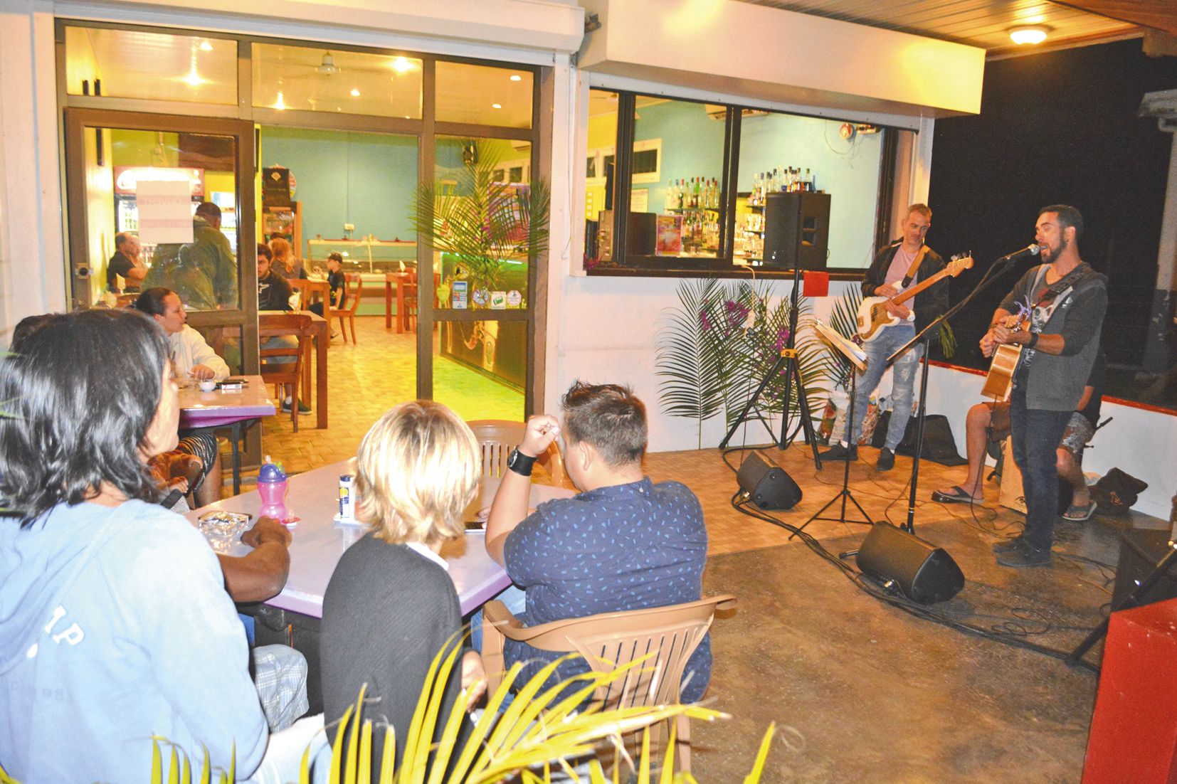 Les restaurants étaient aussi de la fête. À l’image du groupe RAR (Roots accoustic Rock) ici au Sweet café, les convives ont pu écouter les artistes locaux tout en dînant.
