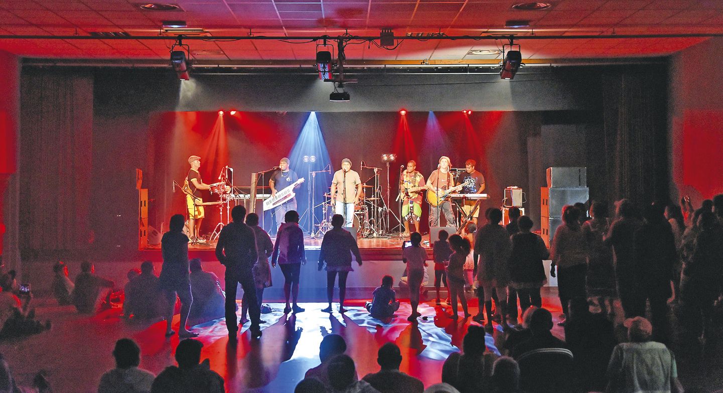 Edou, la tête d’affiche de cette fête de la Musique, et ses musiciens ont mis le feu dans la salle du Colisée.