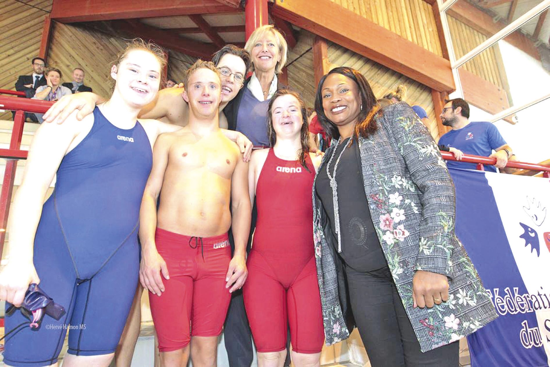 Delphine André (en rouge) et les nageurs tricolores ont reçu à Bobigny la visite de Laura Flessel (à droite), ministre des sports.