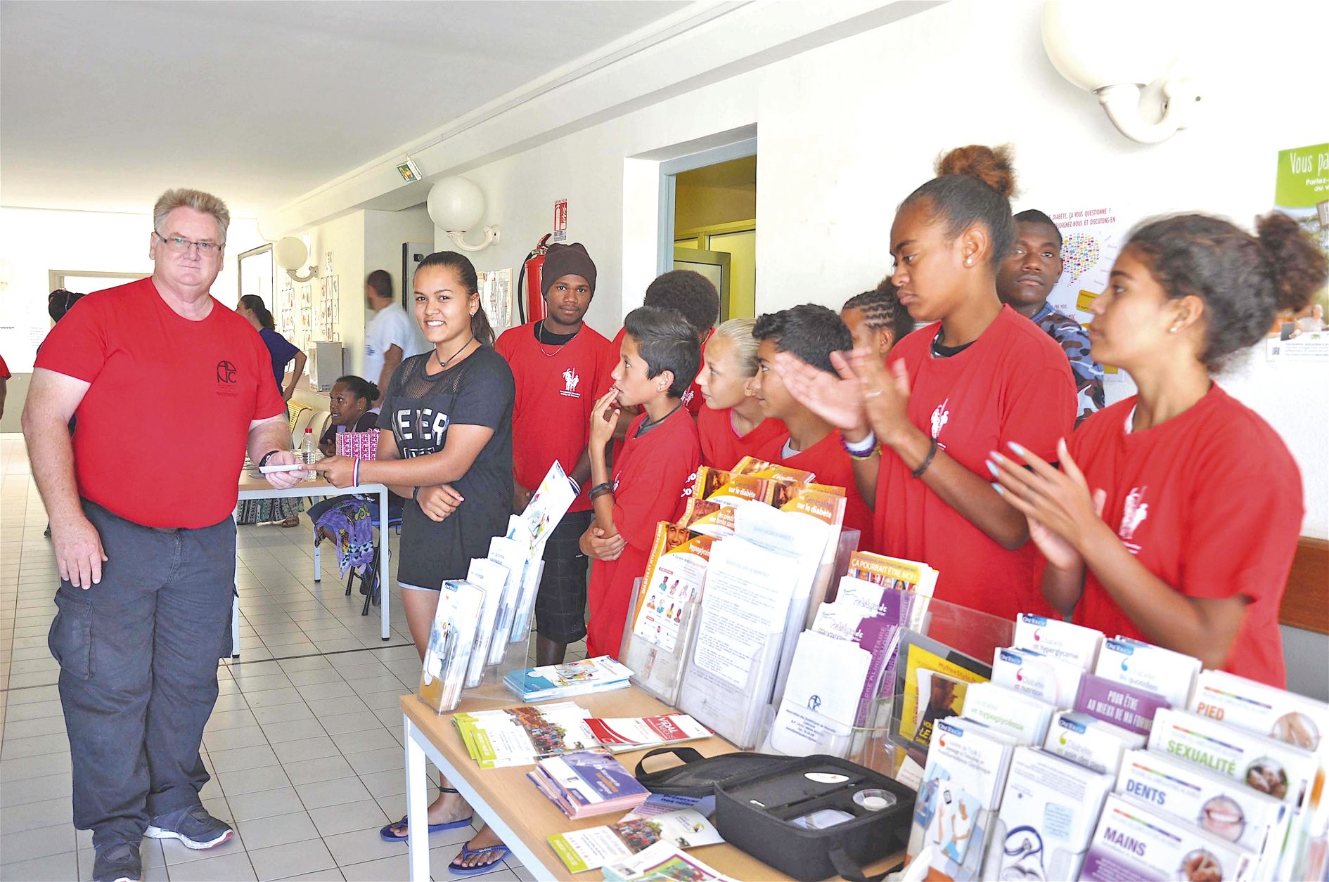 L’AS Collège a remis un chèque de 46 500 francs à Jean-Philippe Leroux, président de l’Association des diabétiques de Nouvelle-Calédonie. Pour récolter cet argent dont ils ont gardé la moitié pour l’AS Collège, les élèves licenciés ont organisé une course