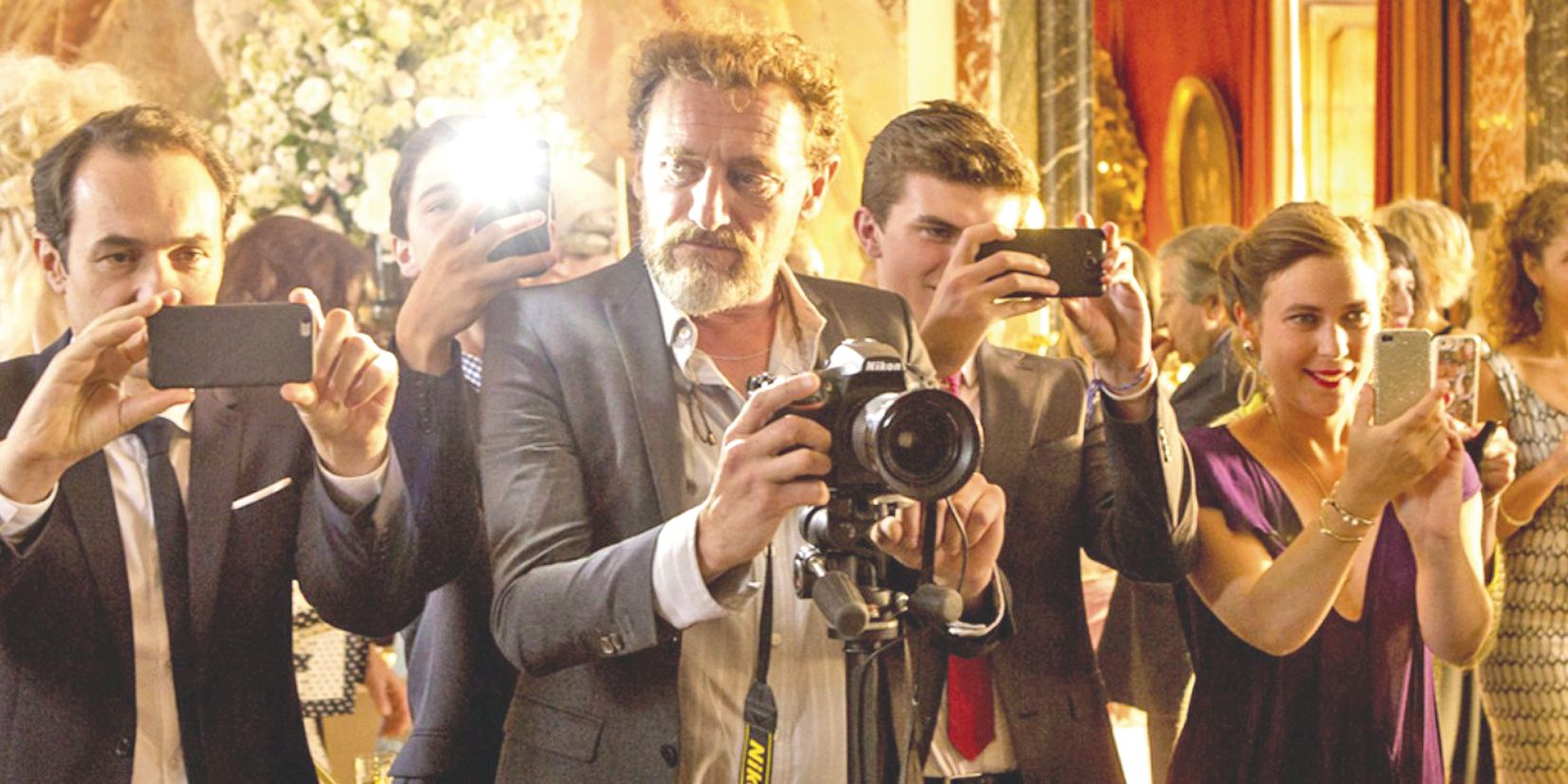 Dans cette bande de bras cassés attachants, Jean-Paul Rouve incarne le rôle de Guy,  photographe bien largué, qui travaille encore avec la pellicule et pas en numérique.