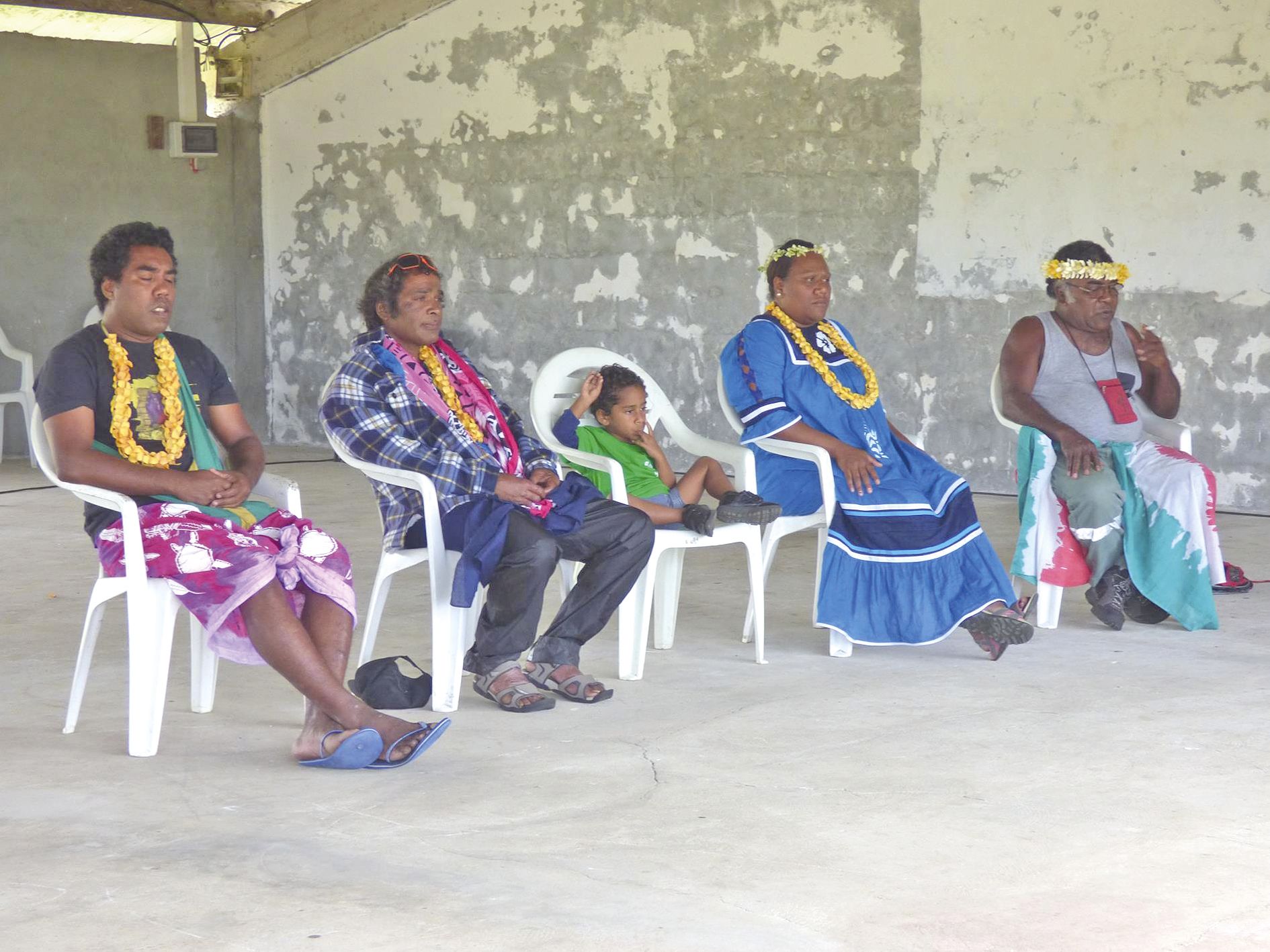 Le grand chef Pui Ono Jean-Louis Zeoula accompagné de son épouse et de son fils. Ils ont été honorés par les représentants des quatre tribus du district avant la prise de parole et l’ouverture des festivités.