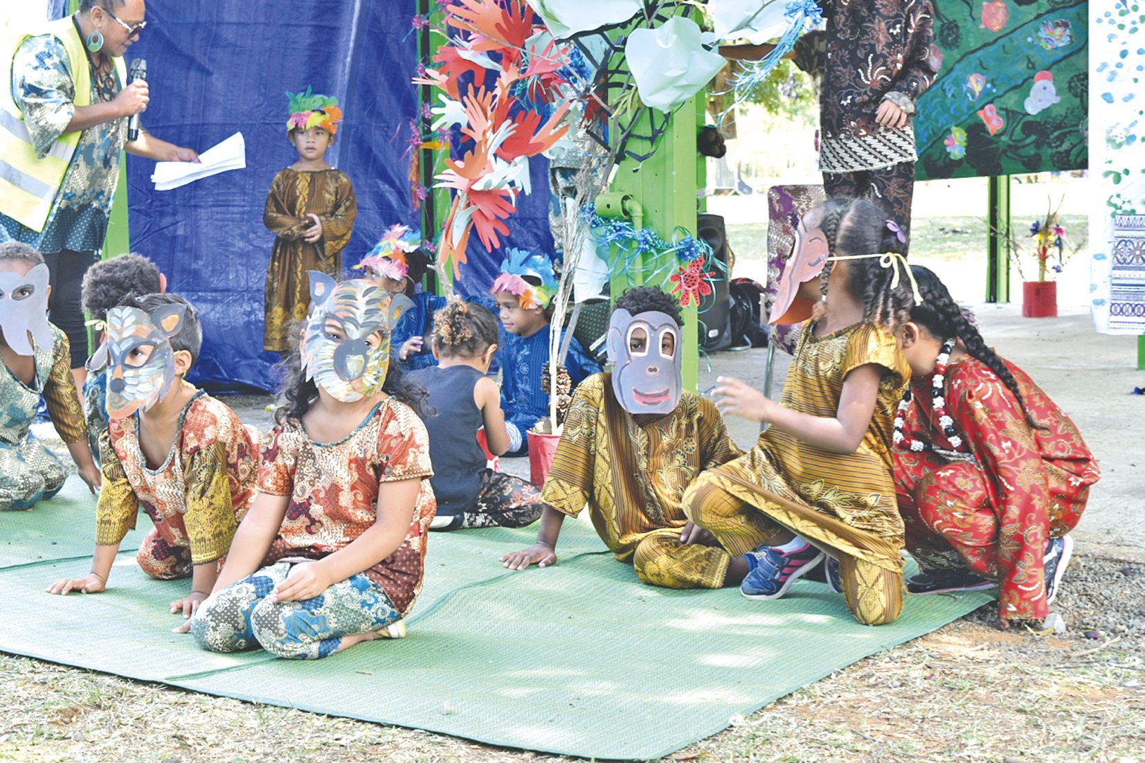 Chaque faré du parc Fayard accueillait un spectacle ou une exposition culturelle.  Les maternelles de l’école Michelle-Delacharlerie-Rolly interprétaient un conte indonésien intitulé La légende de la forêt mystérieuse qui parle.