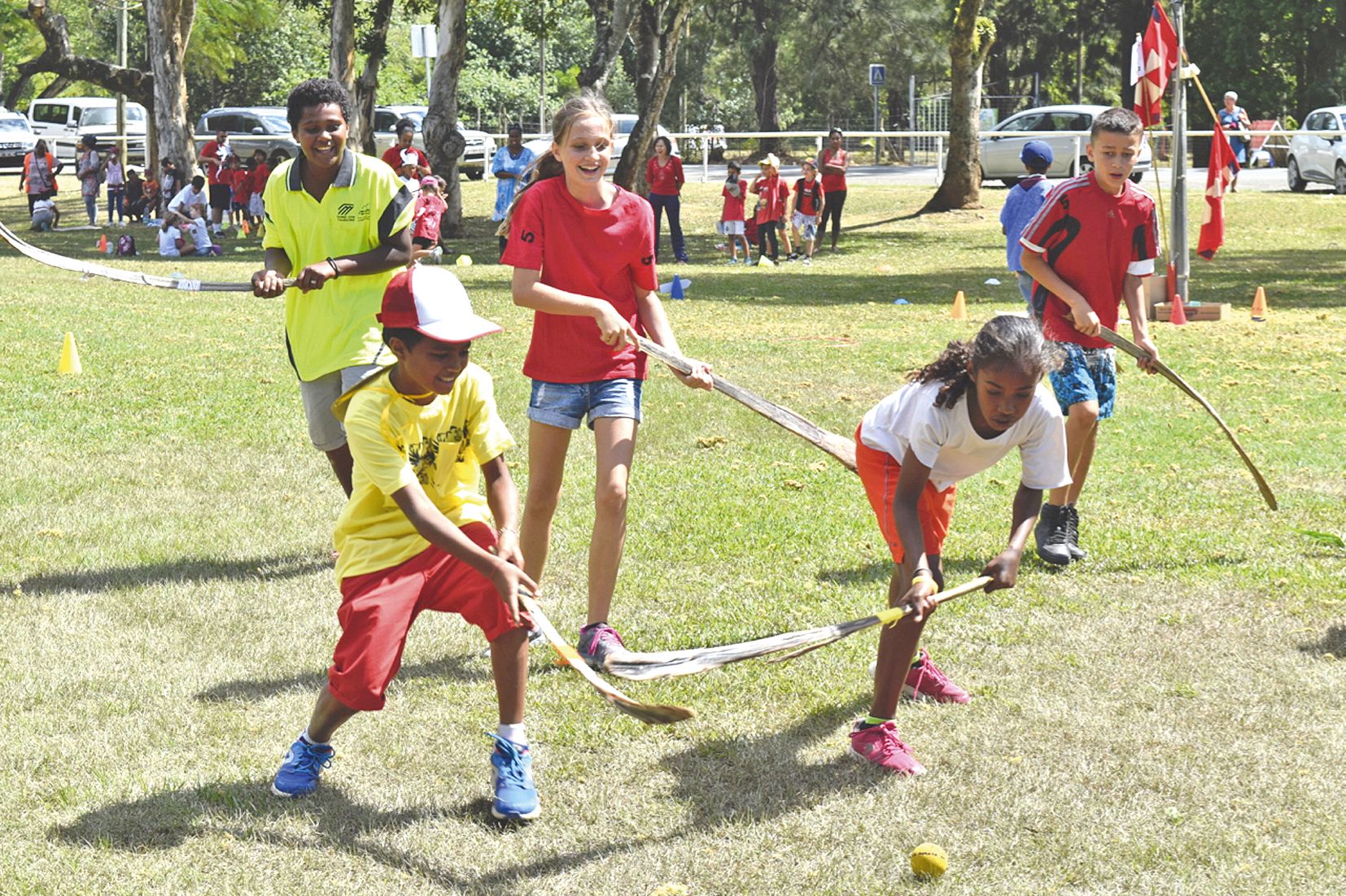 Le tournoi sportif réunissait les élèves de primaire autour de mini-jeux issus de différentes traditions. Ici, les écoles Renée-Fong et Gustave-Clain s’affrontent lors d’une partie de « El Kura », un jeu algérien qui ressemble au hockey.