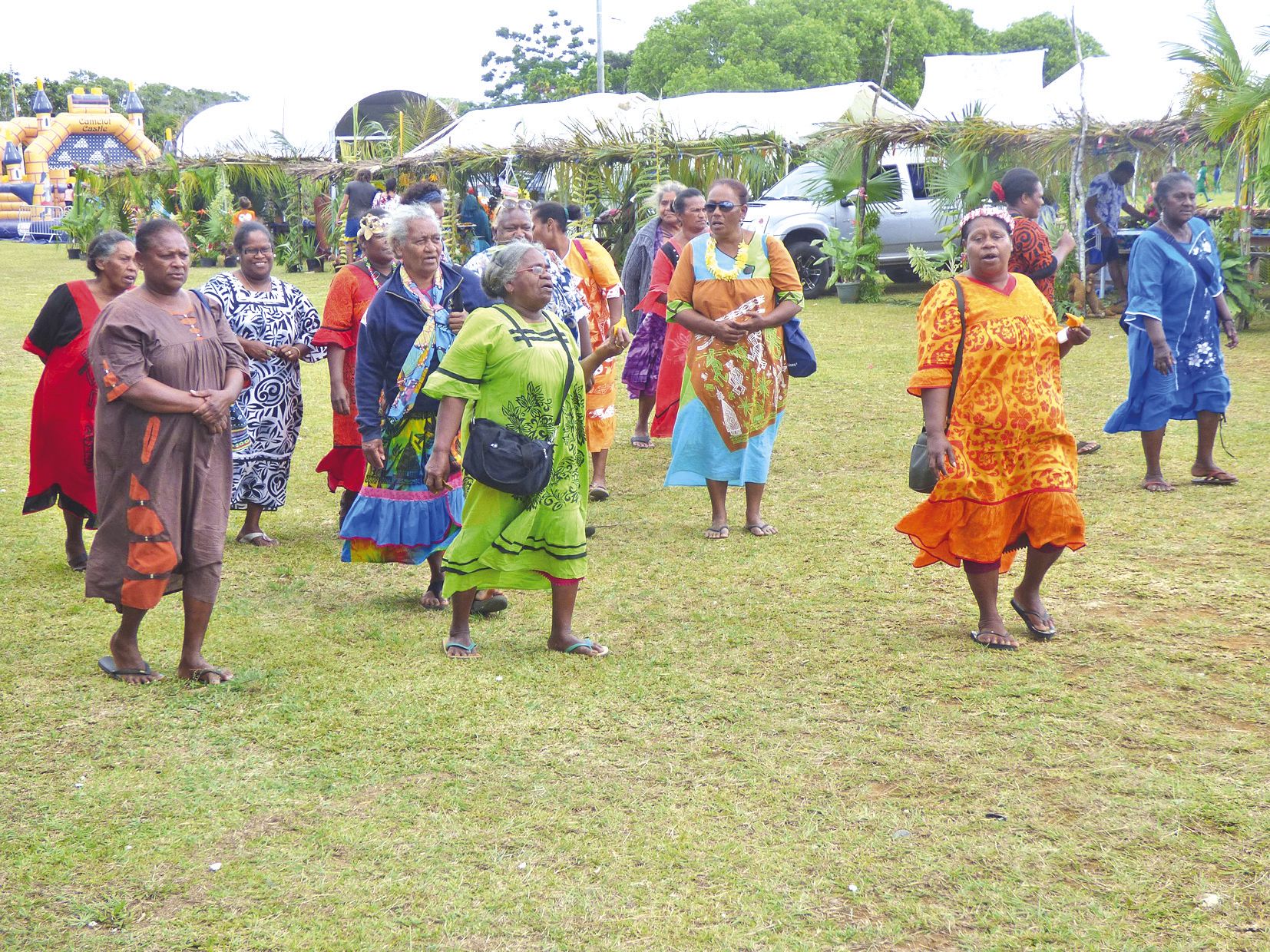 L’association « L’en vert et blanc », organisatrice de la fête du tubercule, a accueilli dans la plus pure des traditions  les autres associations de femmes de Lifou comme ici, celle de Sama Marché, de Hnathalo.