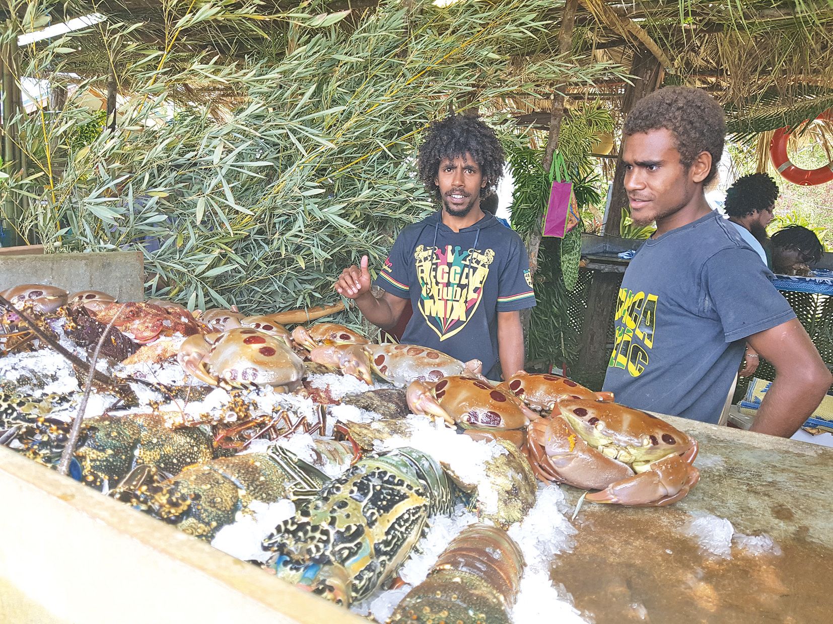 Pas moins de douze stands de pêche, comme ici celui de l’île Ouen, ont proposé des  produits variés, également présents dans les plateaux de fruits de mer des dix snacks.