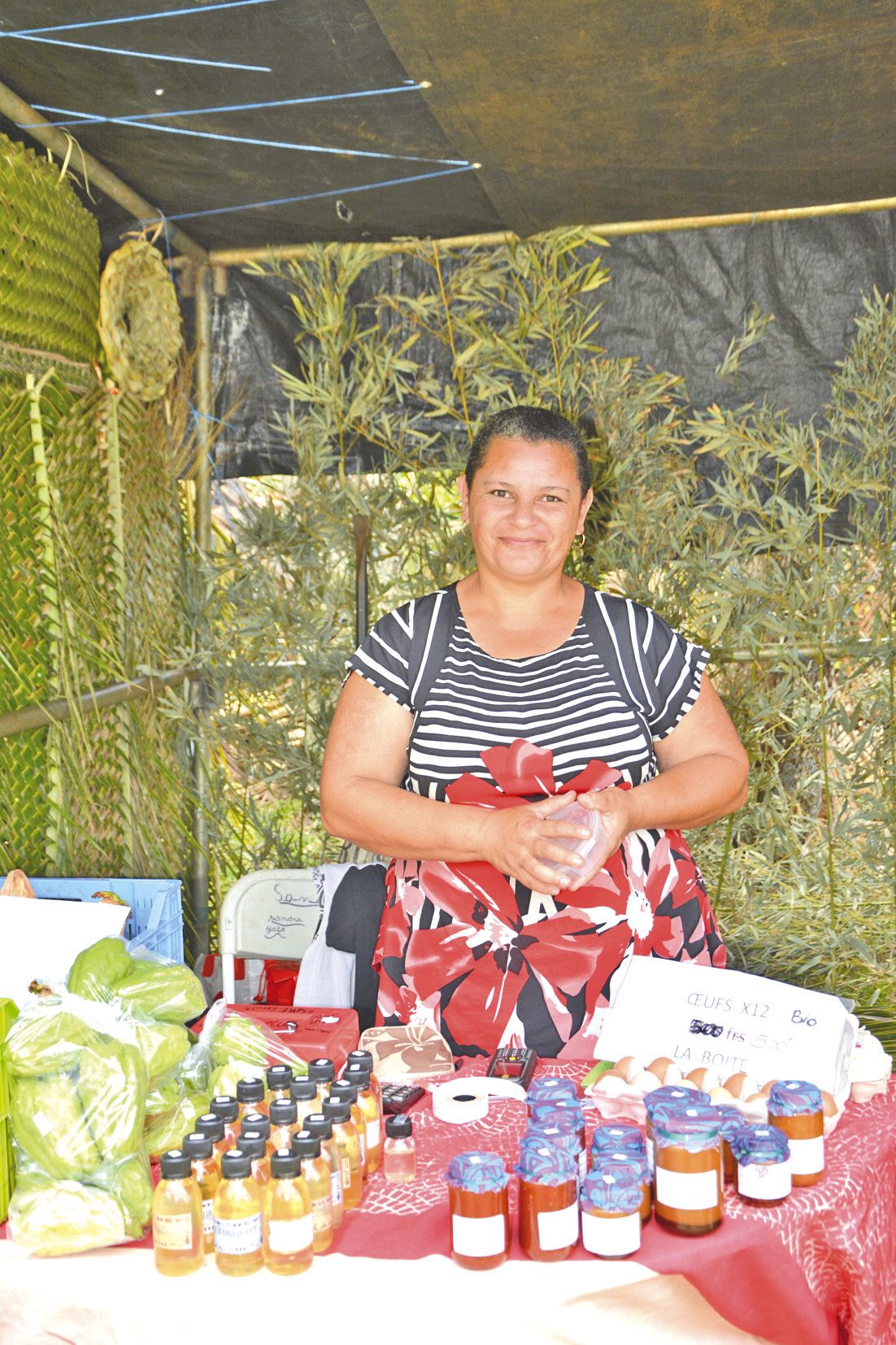 L’artisanat local et autres préparations naturelles, comme l’huile de coco bio fabriquée  à Yaté par Sandra, étaient disponibles sur les stands.