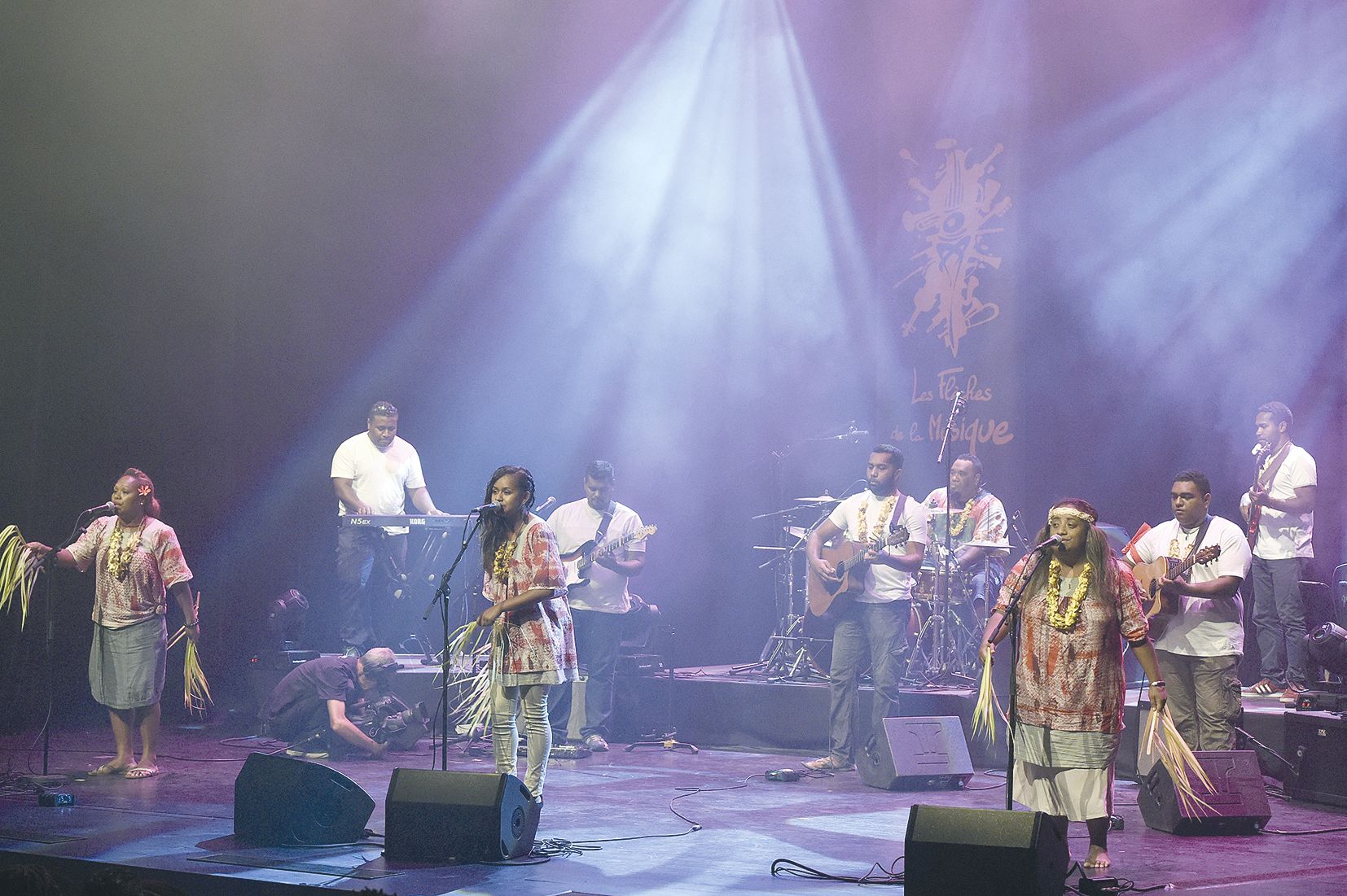 Nayrouz offre par définition un visage changeant. En concert, la composition du groupe dépend de qui est disponible,  en fonction de sa vie professionnelle ou de famille. Ici, le live lors des Flèches de la musique, en décembre 2015.