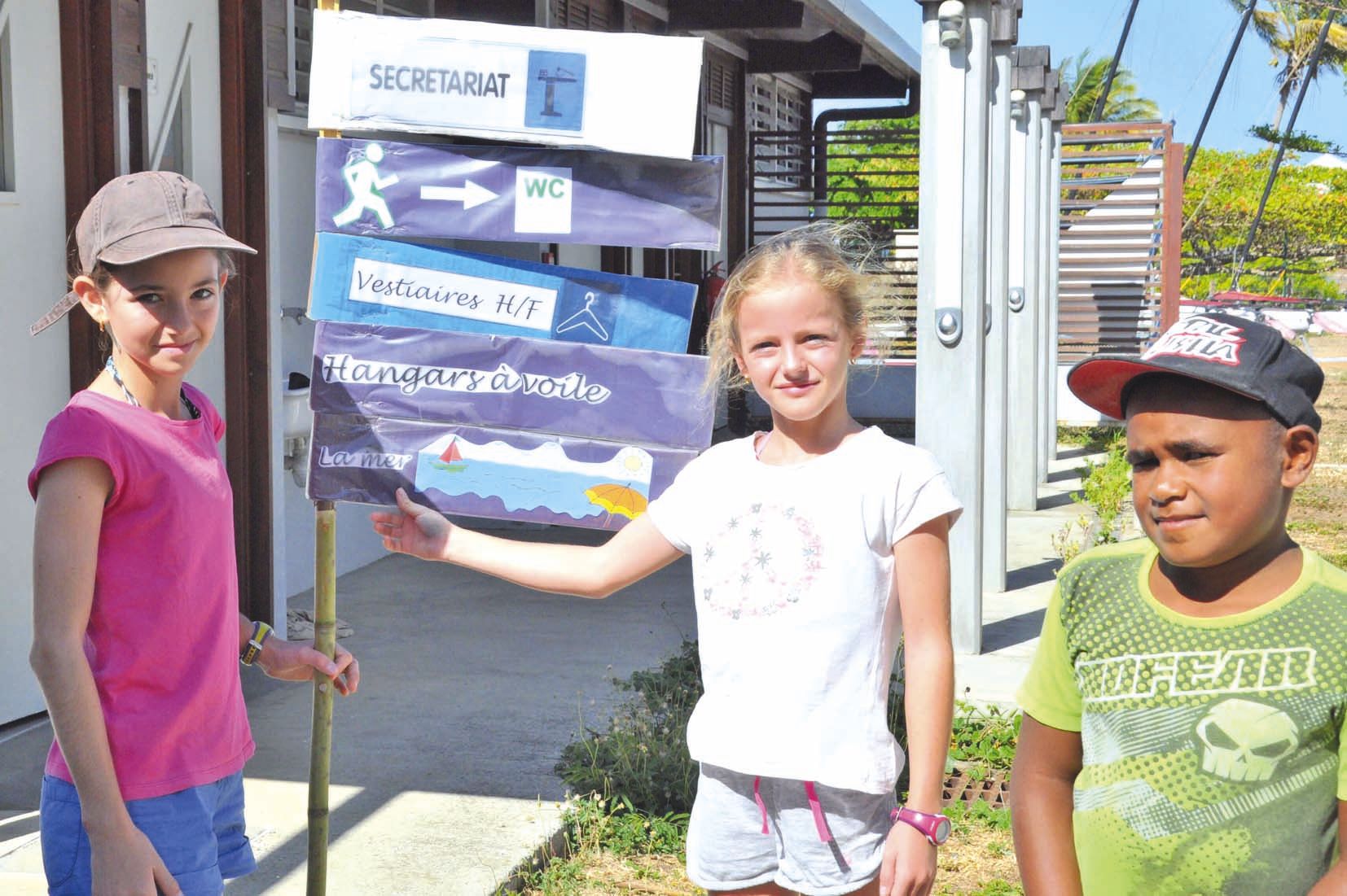 A la base nautique de Pandop, les enfants ont mis en place des panneaux  de signalisation qu’ils ont réalisés.