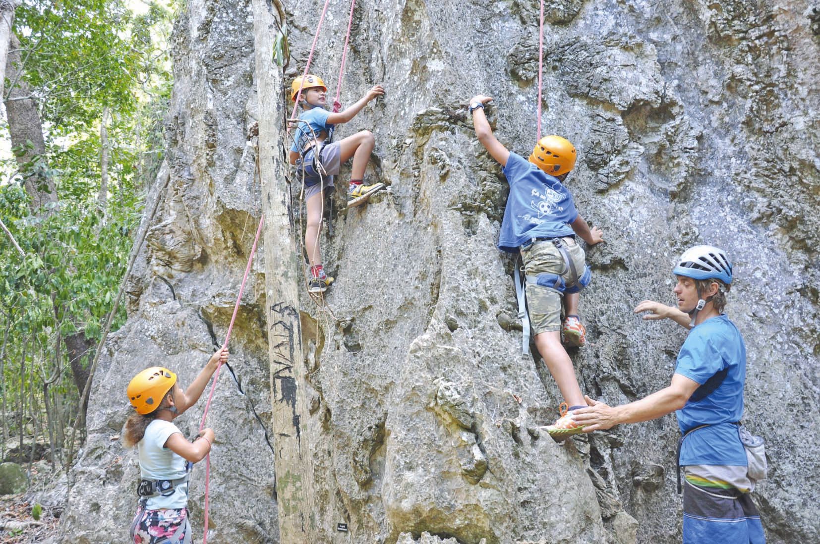 Cédrick Beckers, agent de développement de l’escalade en province Nord, a appris aux participants à respecter les règles de sécurité, à s’encorder et à grimper sur la paroi verticale du spot de découverte « Les Poètes » des Roches Notre Dame.