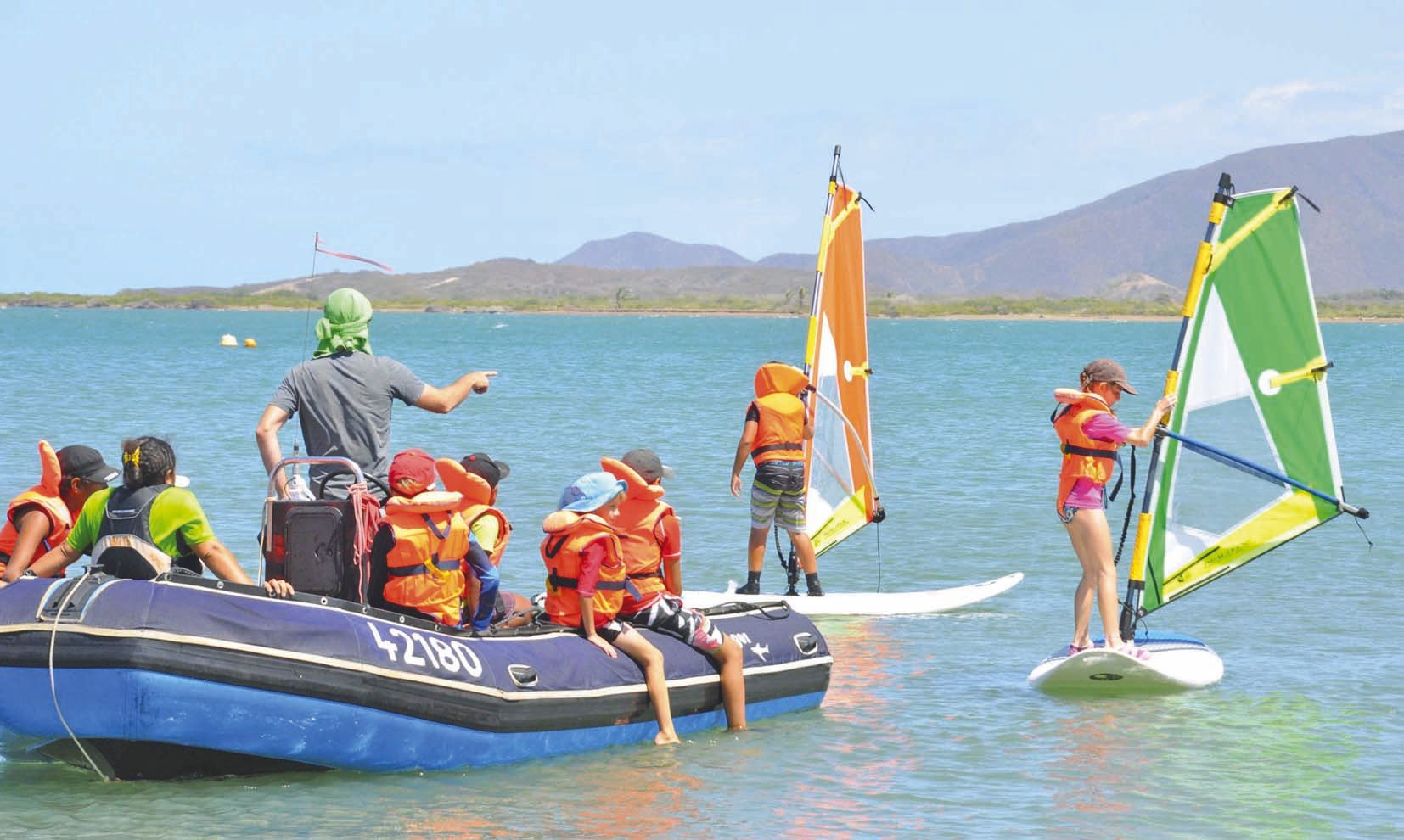 Encadrés par Youënn, éducateur sportif option voile auprès du club les Toiles du lagon,  les écoliers se sont lancés sur l’eau par équipe de deux.