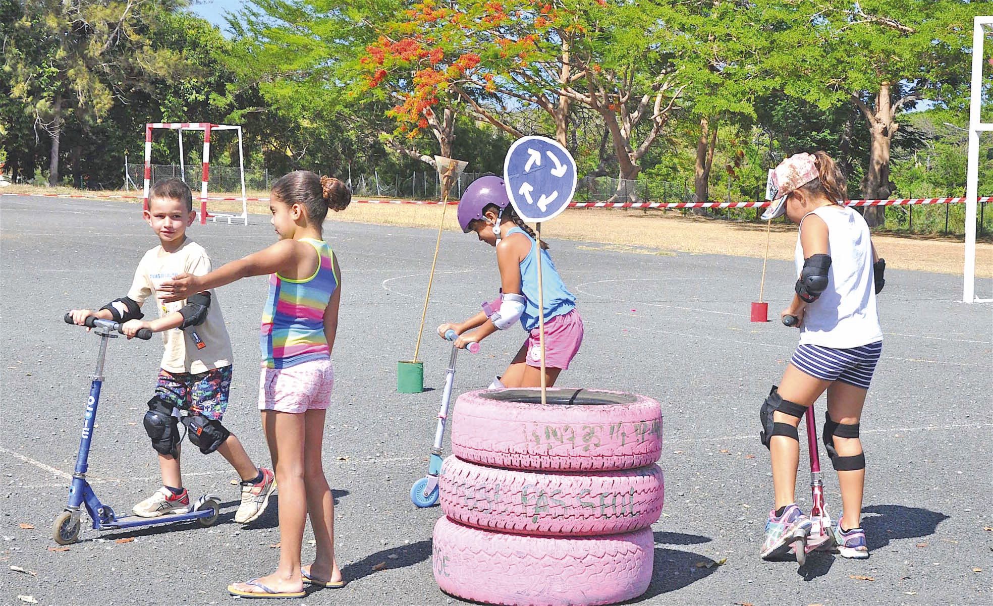 Après avoir monté le circuit automobile, les jeunes ont fait le parcours avec leurs  trottinettes en essayant de respecter la signalisation.