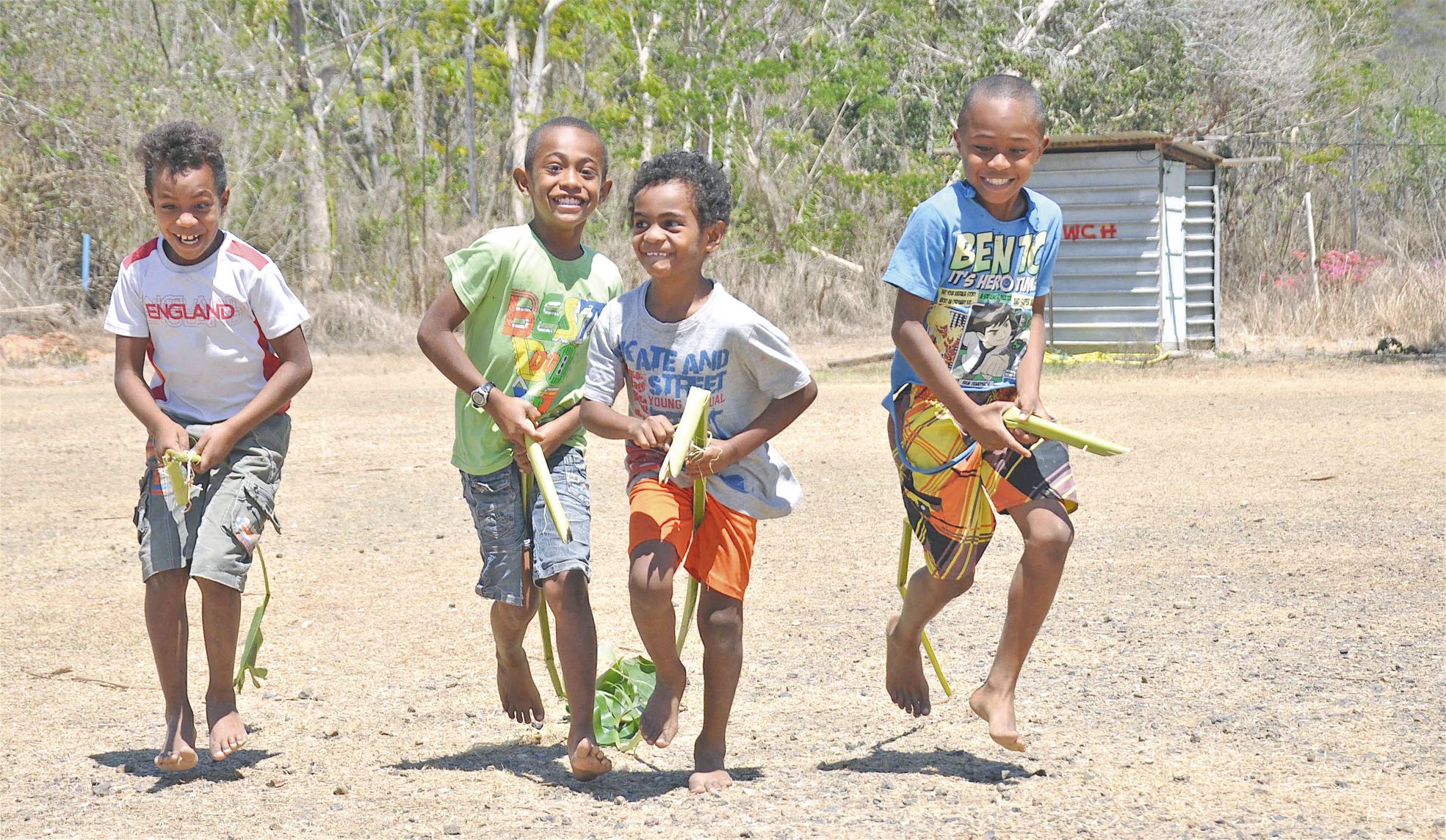 Les enfants ont ensuite testé leurs jouets, comme ici, lors d’une course de chevaux en feuilles de bananiers, que l’on retrouve traditionnellement à la Fête du mwata, à Pouébo.