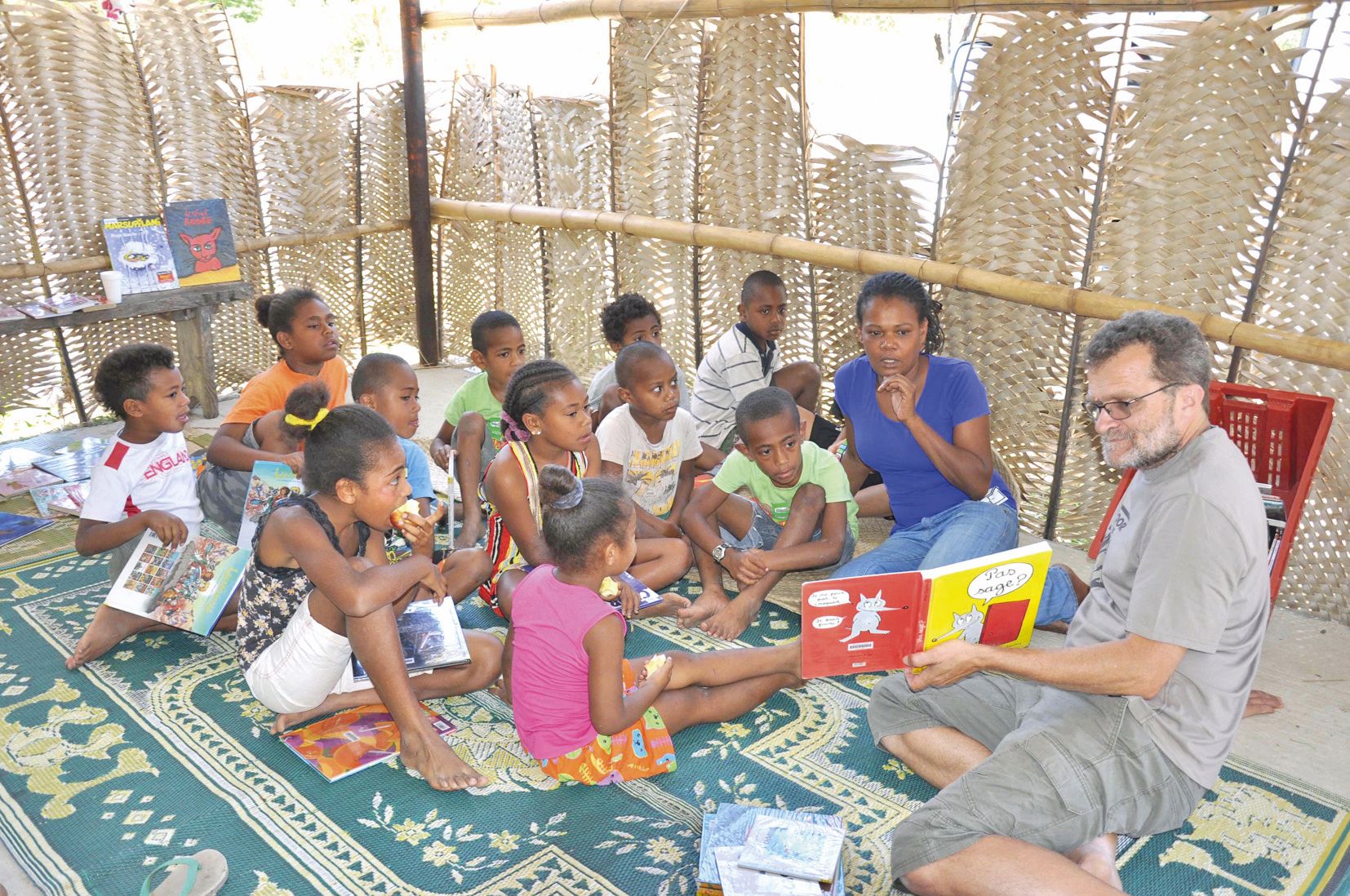 Lorsqu’ils interviennent en tribu, Irène et André ne manquent jamais de valoriser le livre en racontant ou en chantant des histoires aux enfants.