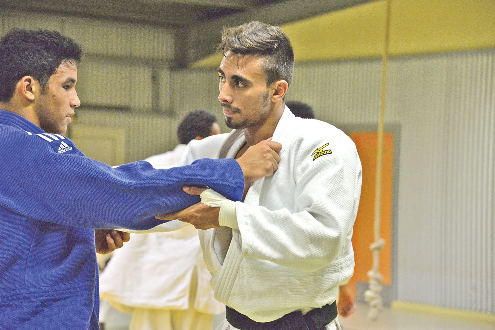 Malgré une année 2016 marquée par de nombreuses blessures, Enzo Hilaire (à droite) avait remporté le titre de champion de France junior par équipes avec Sucy Judo, en décembre. Il s’était de nouveau blessé au genou lors de ce tournoi.