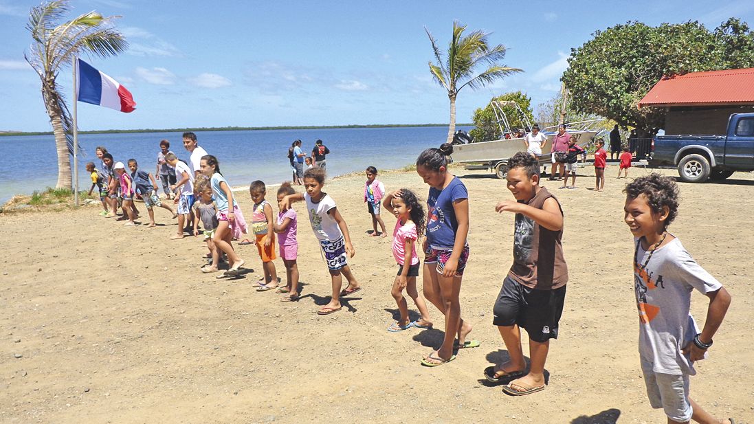 Même les enfants étaient associés à cette fête et ont pu se mesurer tous ensemble au jeu  du lancer de claquettes, et remporter des lots, en attendant l’arrivée des bateaux.   