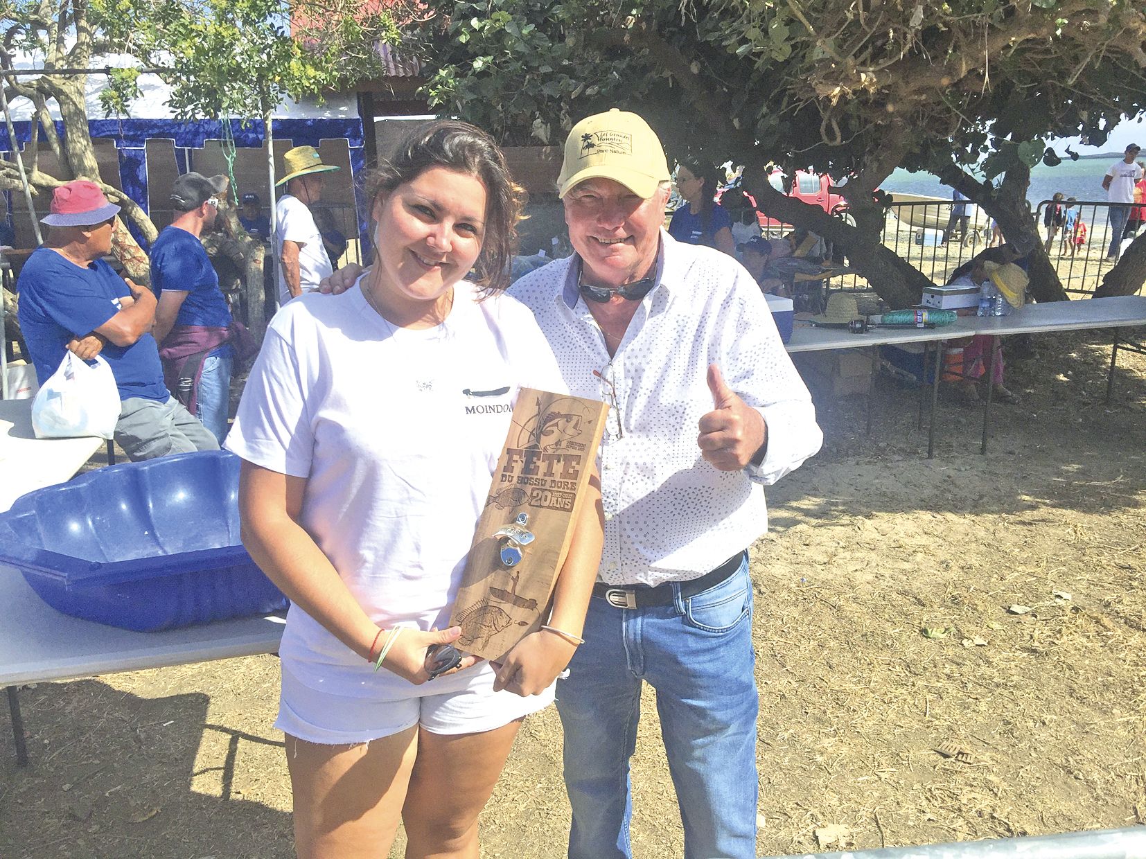 Joseph Perronet, le maire de Moindou, a remis le premier prix à Sarah, qui faisait partie de l’équipage ayant ramené la plus grosse prise.