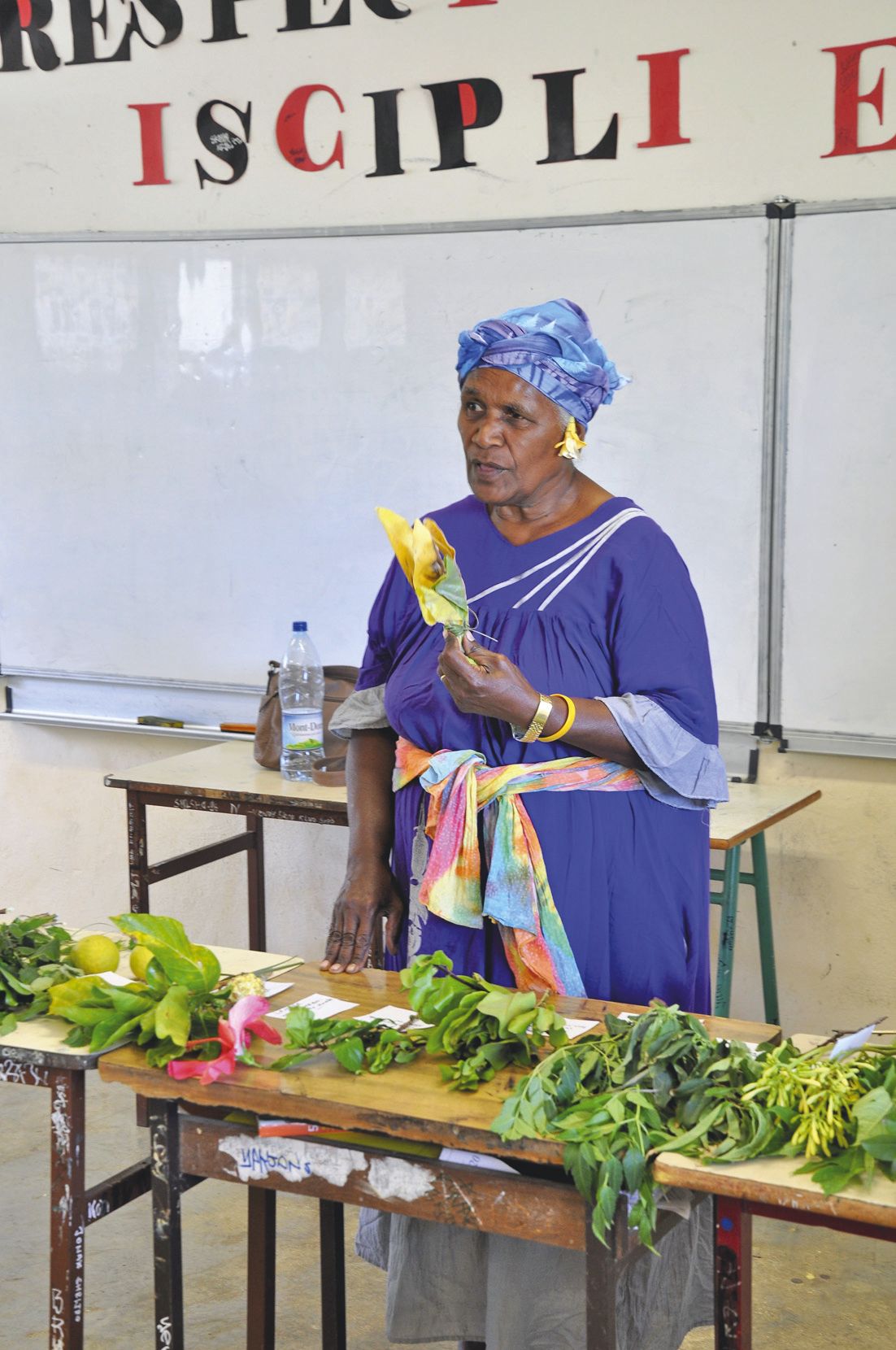 Waipit, de l’association locale Tapene, anime une séance auprès d’une classe de cinquième sur les plantes médicinales que l’on trouve à Maré. Des vertus qui fascinent toujours les jeunes.