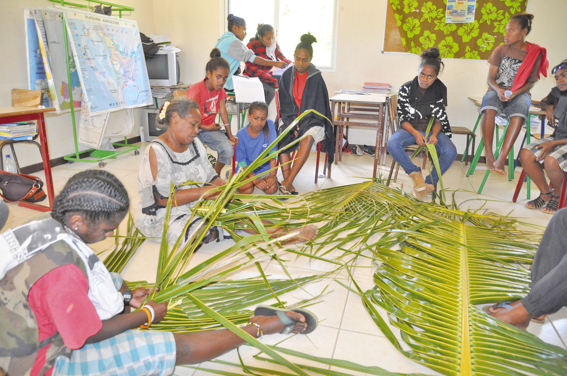 Comment fabriquer un porte-bouquet à base de feuilles de cocotier. C’était l’atelier animé par Madame Wadrawane  auprès d’élèves de troisième. Un savoir-faire toujours d’actualité sur l’île pour décorer les stands ou porter fruits et légumes.