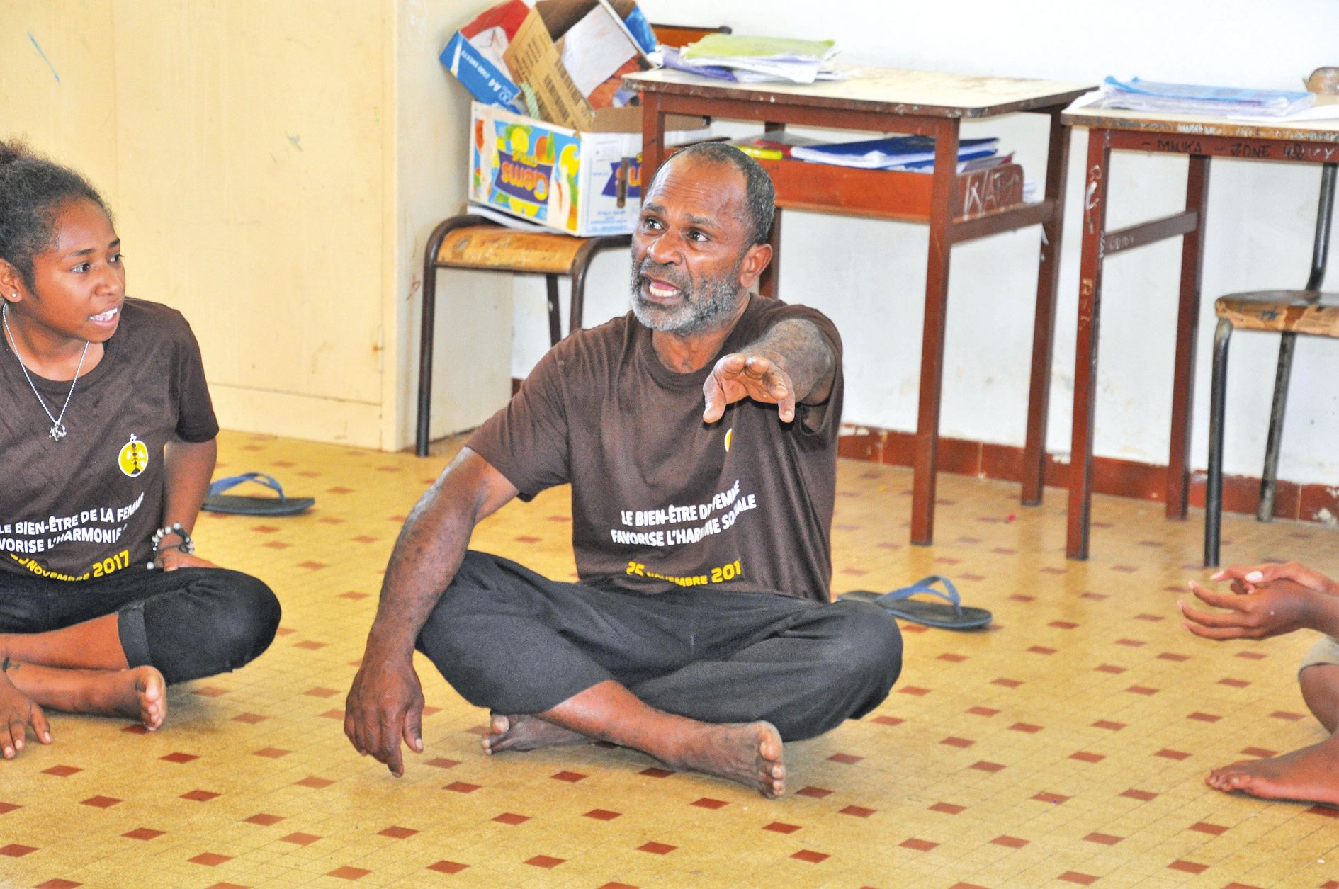 Parmi les intervenants de l’après-midi, le metteur en scène et comédien Wenice Bearune, très investi auprès des jeunes collégiens de Maré à qui il prodigue ses conseils en expression.