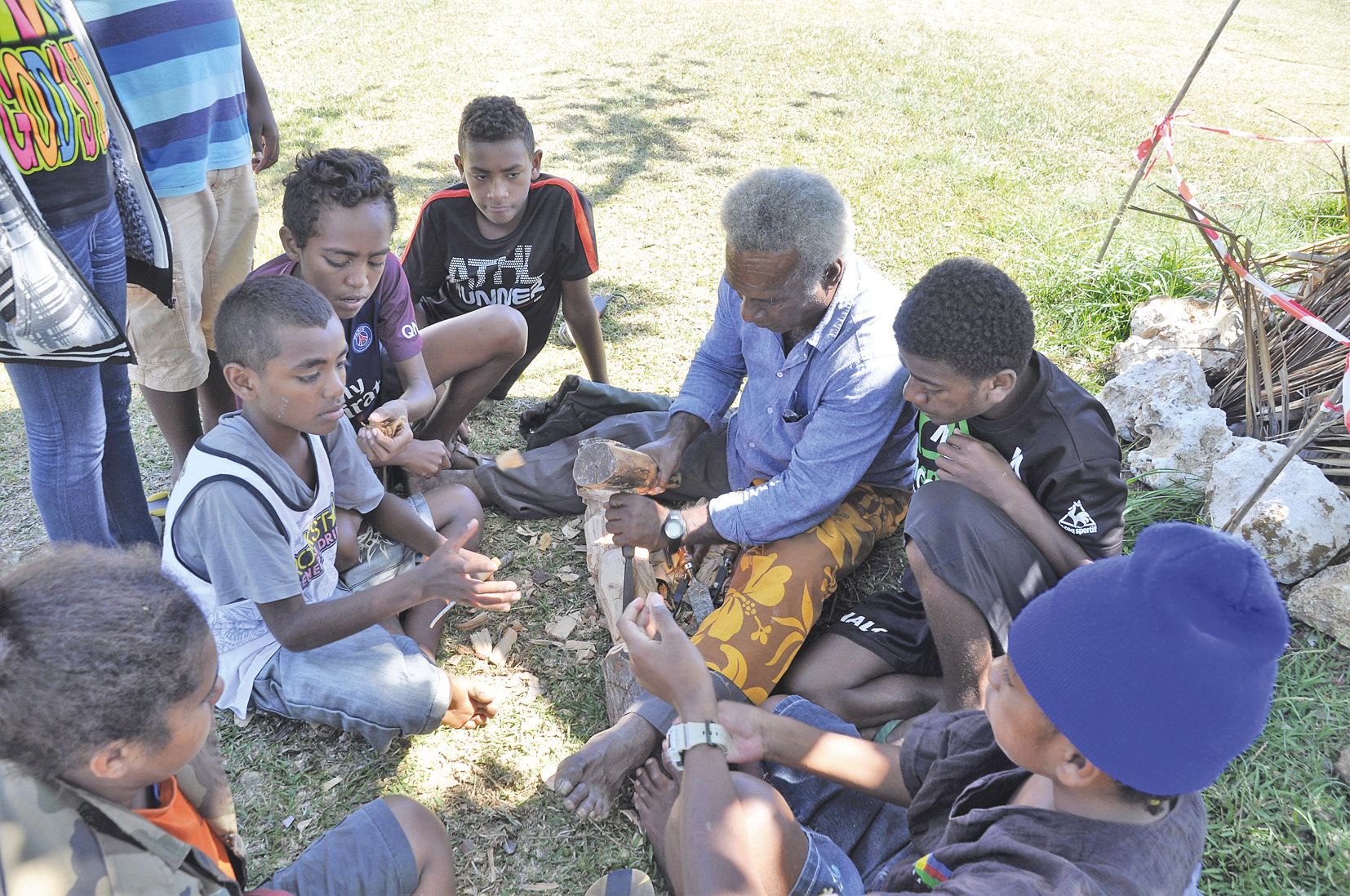 Autre savoir-faire ancestral à Maré, la sculpture sur bois. C’est en plein air que le pasteur Kawin Wadrawane, par ailleurs aumônier de l’établissement, a choisi d’user de son burin.