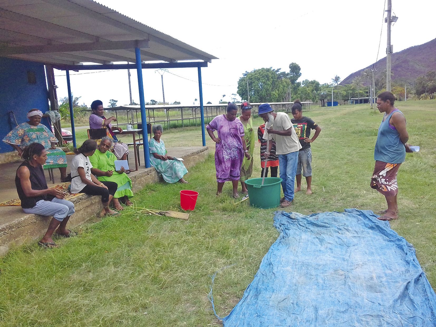 Kotrepi Neudjen de Biocalédonia en pleine démonstration de préparation du purin auprès des mamans du marché de Saint-Philippe 2.