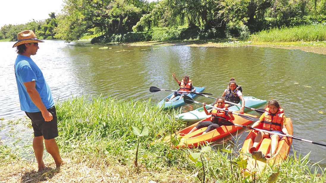 Le paddle et le canoë ont été les attractions principales sur l’eau sous la constante surveillance de Sam, animateur sportif de la mairie. Les enfants ont aussi profité du ponton provisoire installé à l’occasion de la fête pour se baigner dans la rivière