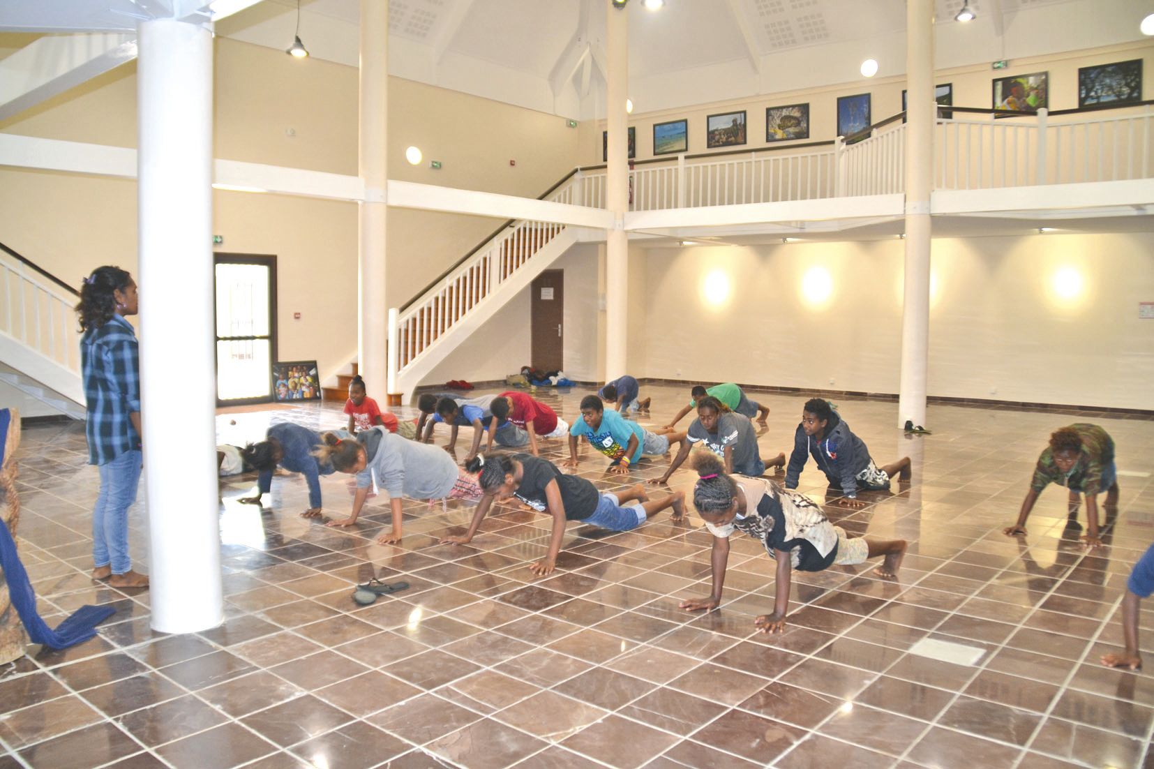 C’est grâce à l’énergie de Georgina Sioremu, accompagnatrice d’éducation au collège de Tadine, que les élèves ont pu participer à un atelier urbain, avec initiation au hip-hop entre autres.