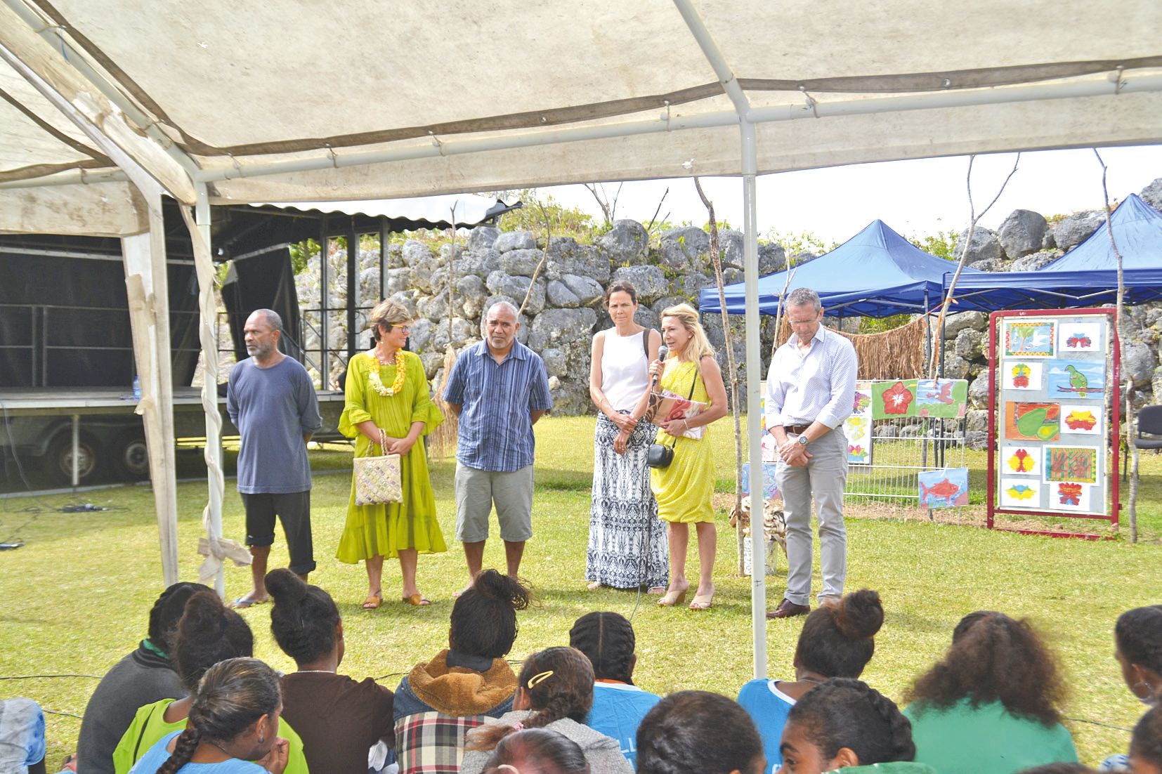 Les élèves ont porté leurs spectacles devant Wenice Bearune, chef d’orchestre de l’événement, les trois directeurs des collèges de Maré et deux représentantes du vice-rectorat, Annabelle Cavard et Véronique Lehoullier-Mollot, déléguée académique à l’actio