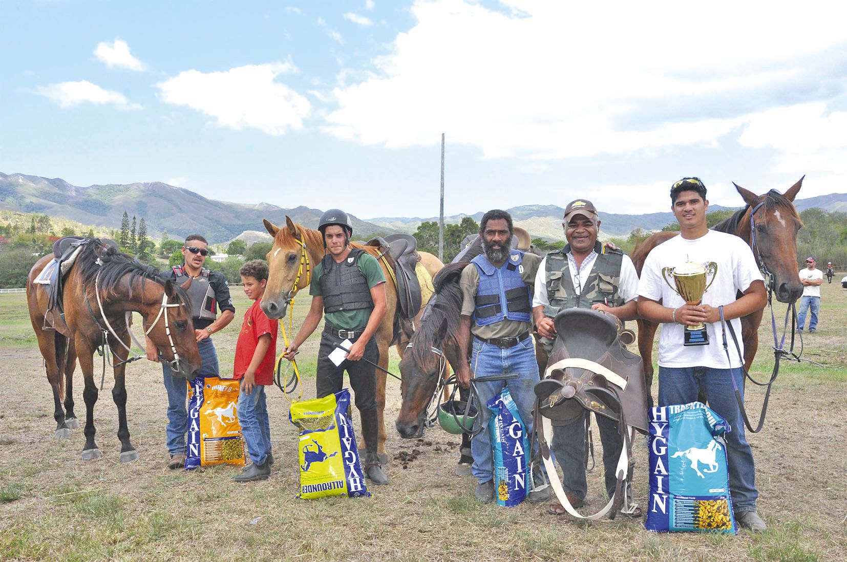Le maire de Ouégoa, Mario Pebou-Hamène, a remis la selle offerte par la commune de Pouébo à Larry Martin, qui a remporté la course du grand stock devant Justin Teimboanou.