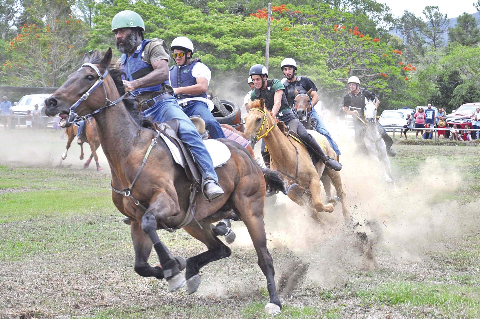 Les courses de petit stock jeunes, femmes et adultes, de grand stock, de stock de chevaux de travail, et de stock sans selle ont passionné le public. Le retour des cavaliers locaux dans les épreuves a été salué par les organisateurs.
