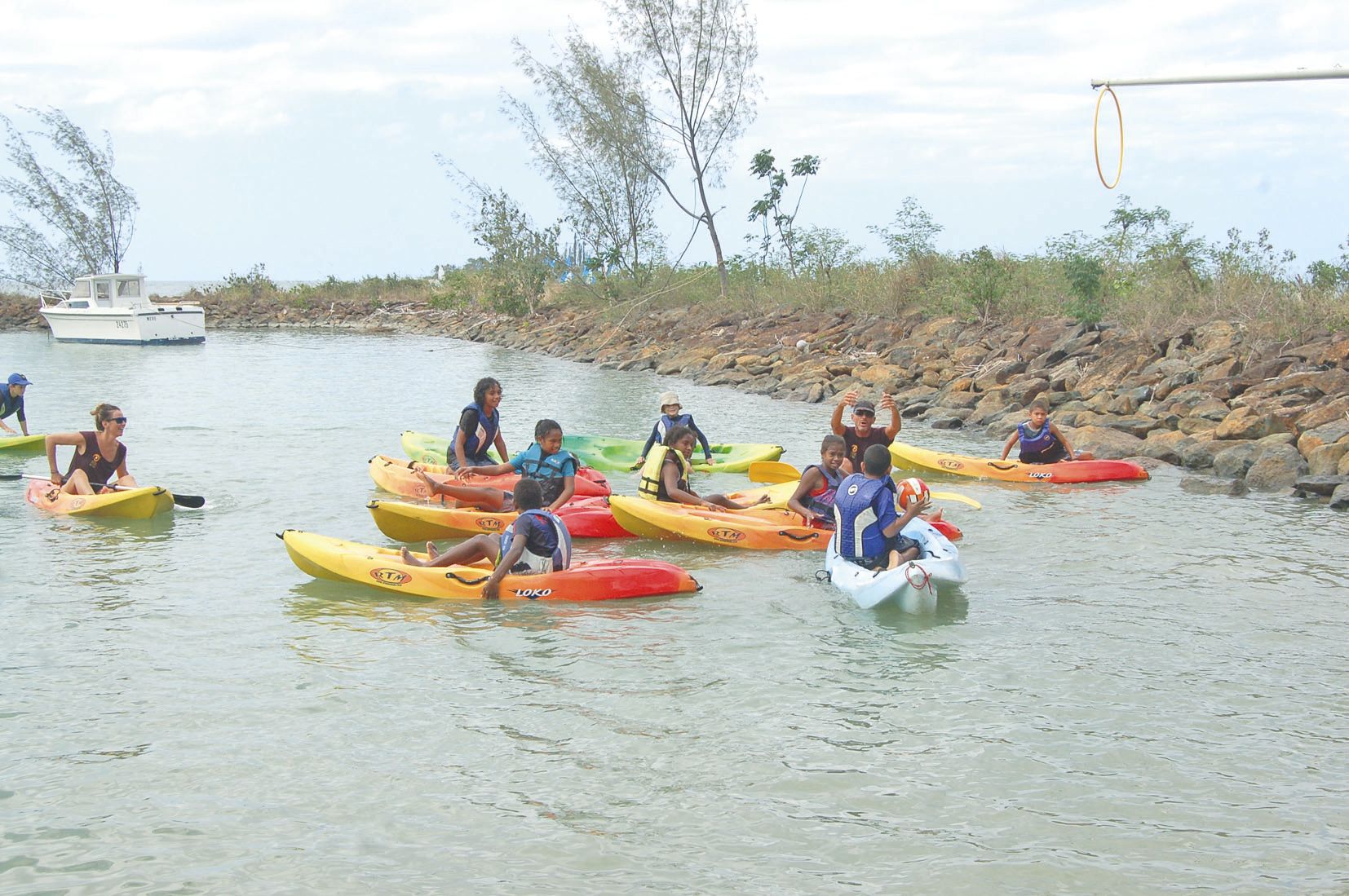 Des traversées en kayak entre la darse et l’îlot Tibarama, encadrées par Myriam et Valérie de l’association Odyssée ont ravi les amateurs. Tout comme les divers jeux organisés à l’intérieur de la darse, tels que le kayak polo, ici en photo.