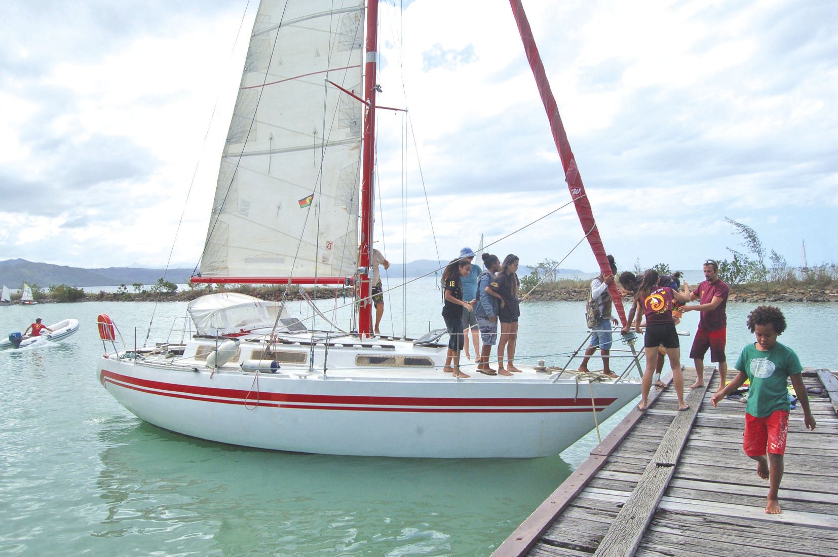 Quatre gros voiliers de Poindimié ont proposé des balades d’une heure autour de l’îlot.  De l’initiation au va’a était aussi possible avec le club local, Poak.