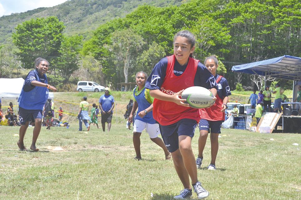 Grâce à Gilles, les participants ont pu découvrir quelques  notions de rugby. « Les gamins que j’ai vus passer ont un potentiel réel, j’en ai vu environ 102 aujourd’hui », indique l’animateur.