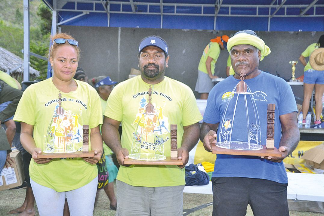 Les représentants des communes gagnantes : Voh (à gauche), termine 3e, avec 57 points, Touho (au centre) 2e, avec 77 points, et Ponérihouen 1er, avec 87 points. Les prochains jeux se dérouleront en 2018 à Kaala-Gomen.