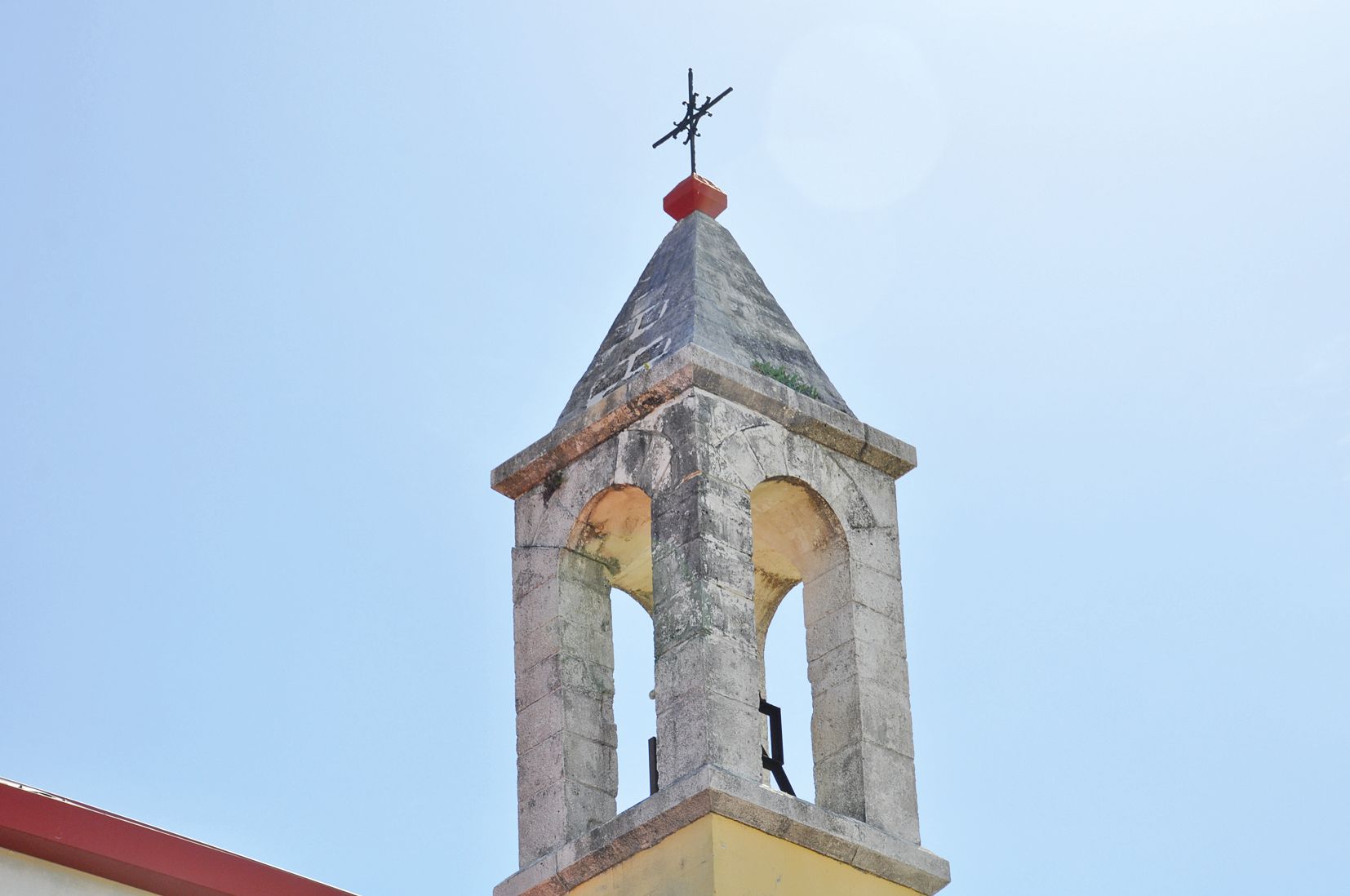 Un des quatre piliers du clocher de l’église de Pénélo s’est fissuré de façon préoccupante.