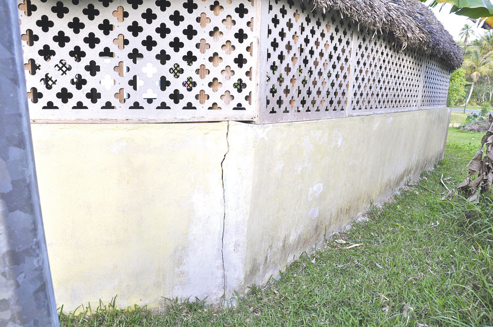 Des fissures importantes ont été observées sur les arêtes des murs  de la cantine de l’école de Hnawayac. Les enfants n’y mangent plus.