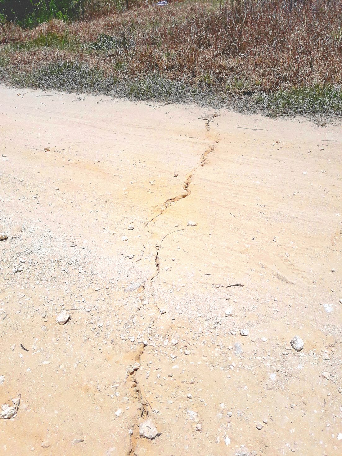 L’image a fait le tour des réseaux sociaux :  la fissure sur cette route en xatcha à Pénélo, après la première secousse du matin.