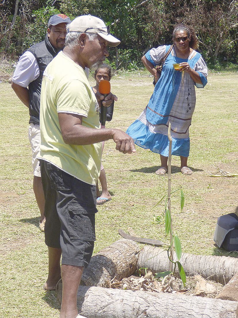 Lues Rokuad, président de l’association Vanille de Mou  a expliqué devant un large public, le principe de la plantation et de la culture de cette liane.