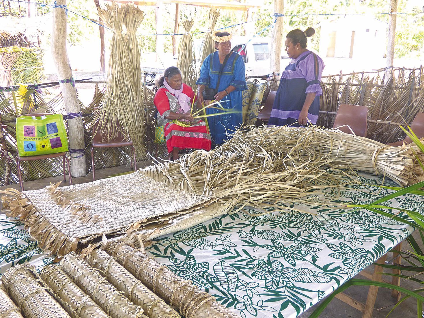 Des démonstrations de tressage de nattes en pandanus faisant partie des offrandes coutumières ont été organisées avec  les femmes de l’association Hnimiwedr Ne Xodre. Les nattes et les autres produits confectionnés étaient proposés à la vente.