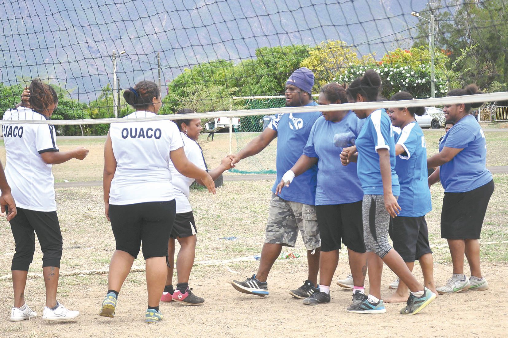 Le fair-play a été de rigueur tout au long de la journée, et ce dans les trois disciplines imposées : foot, pétanque ou comme ici le volley-ball.