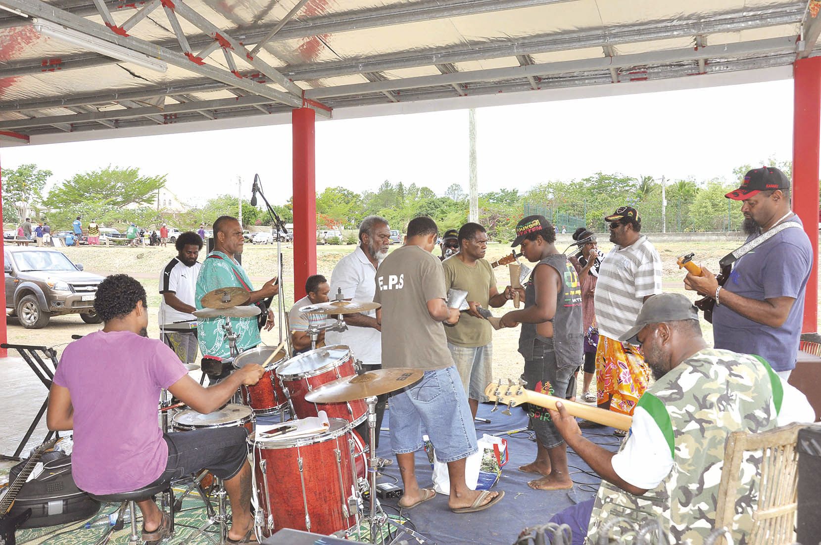Parallèlement à l’ouverture de la coupe de Noël des JIT, une journée de solidarité se tenait ce samedi à la tribu de Gamaï (Kamo). Les fonds récoltés lors de cette journée ont été répartis entre les pasteurs du KGO (Consistoire de Koumac, Kaala-Gomen et O
